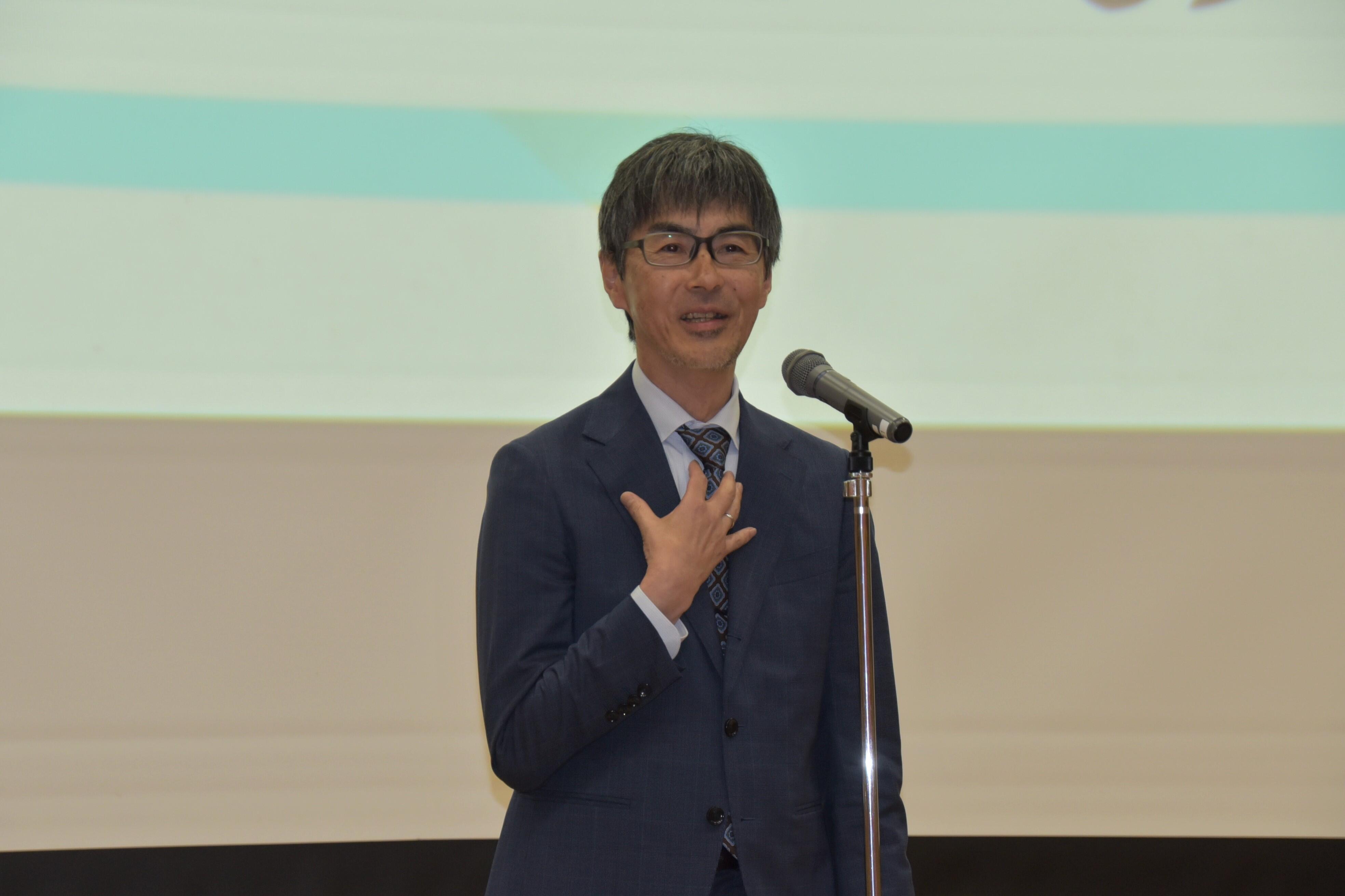 総評を述べる竹内教授