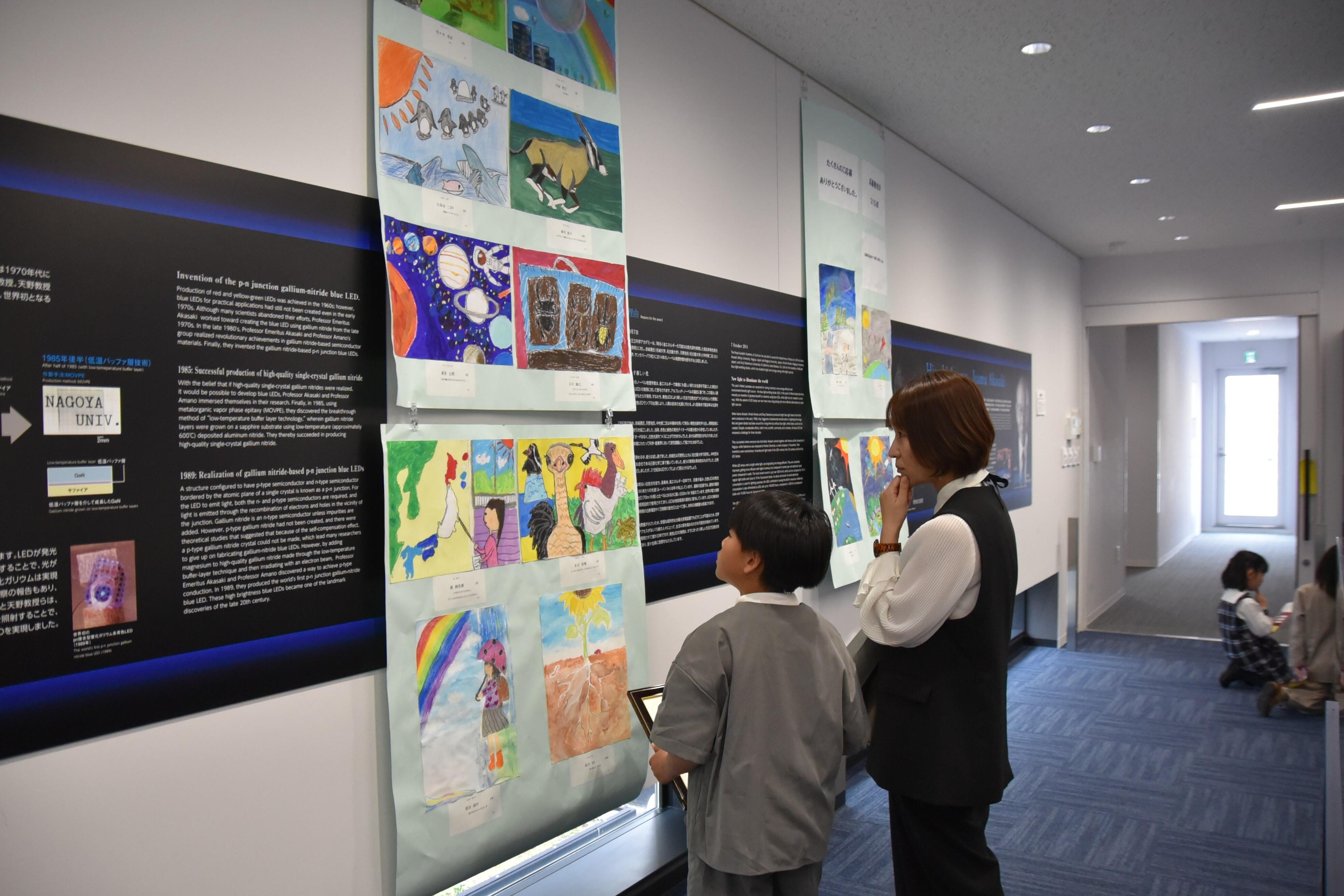 応募作品を見る親子