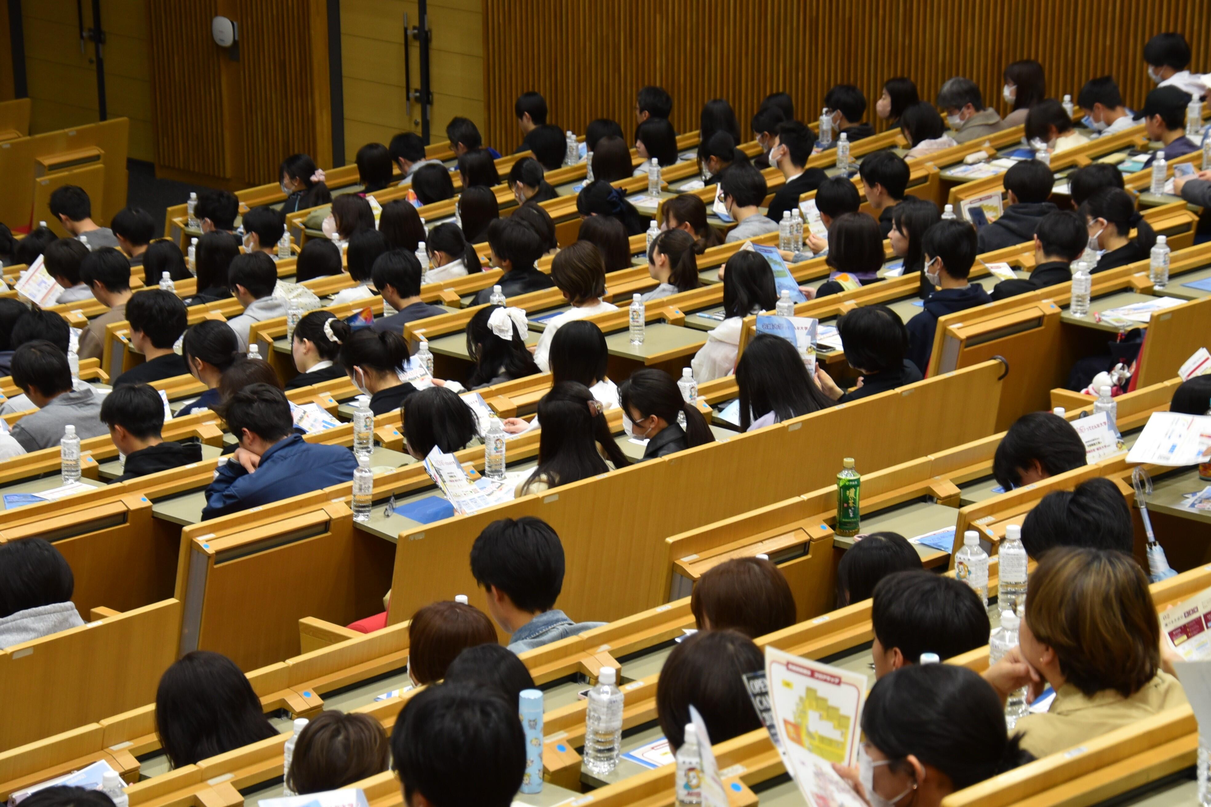 大学紹介などを熱心に聴く参加者