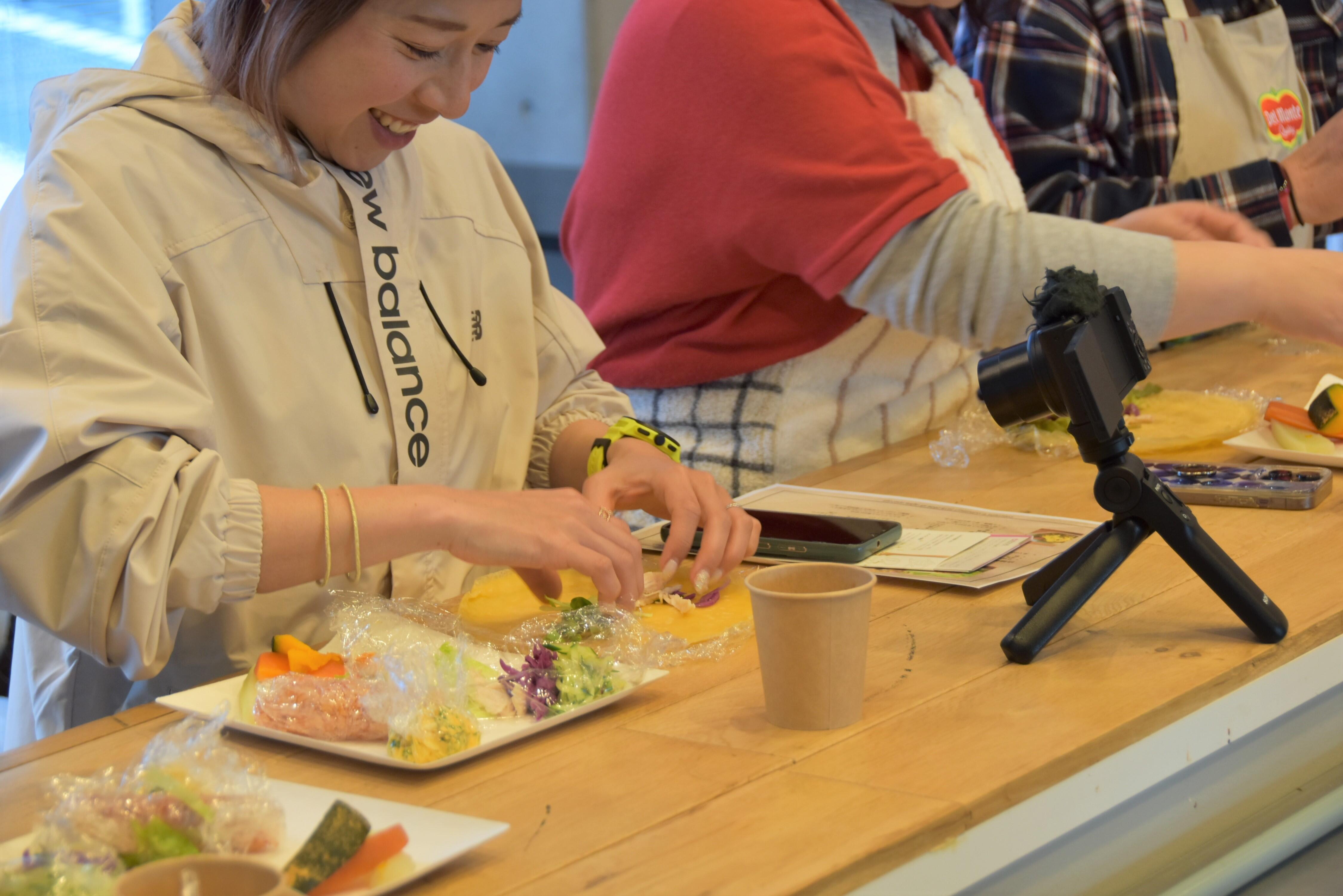 参加者自らラップサンド作り