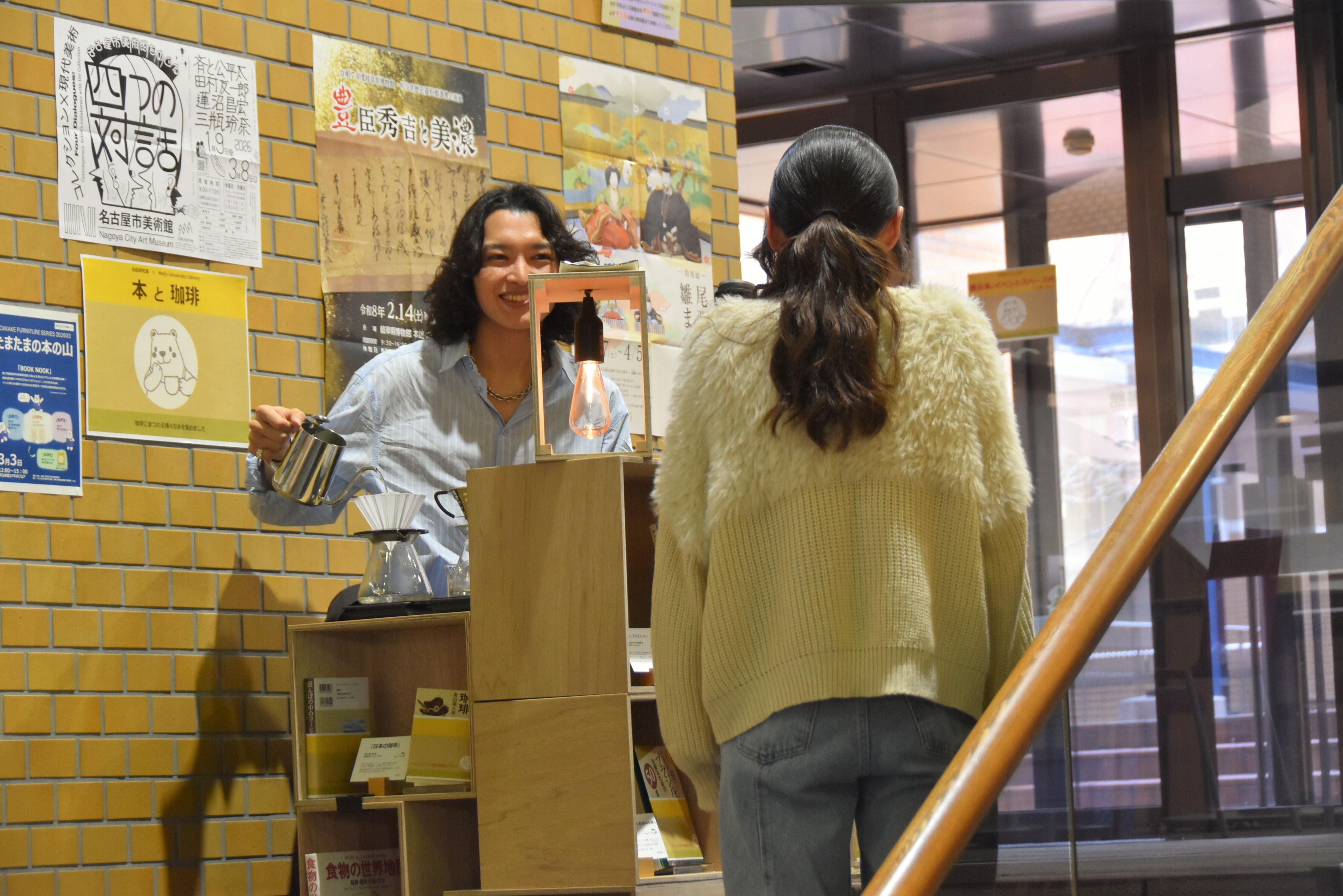 珈琲を提供する中村さん（左）