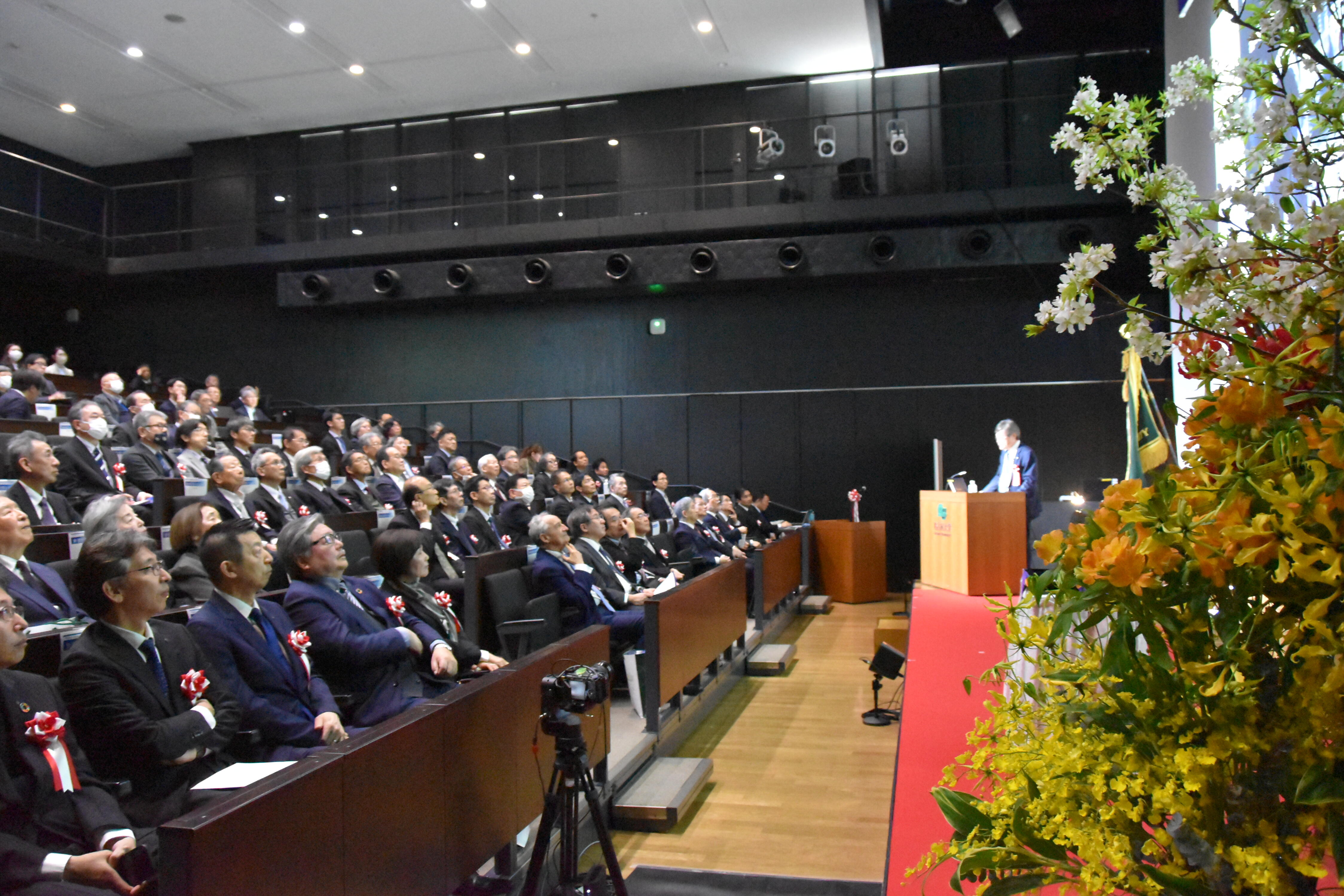 会場では約130人が、オンラインでは約700人が聴講