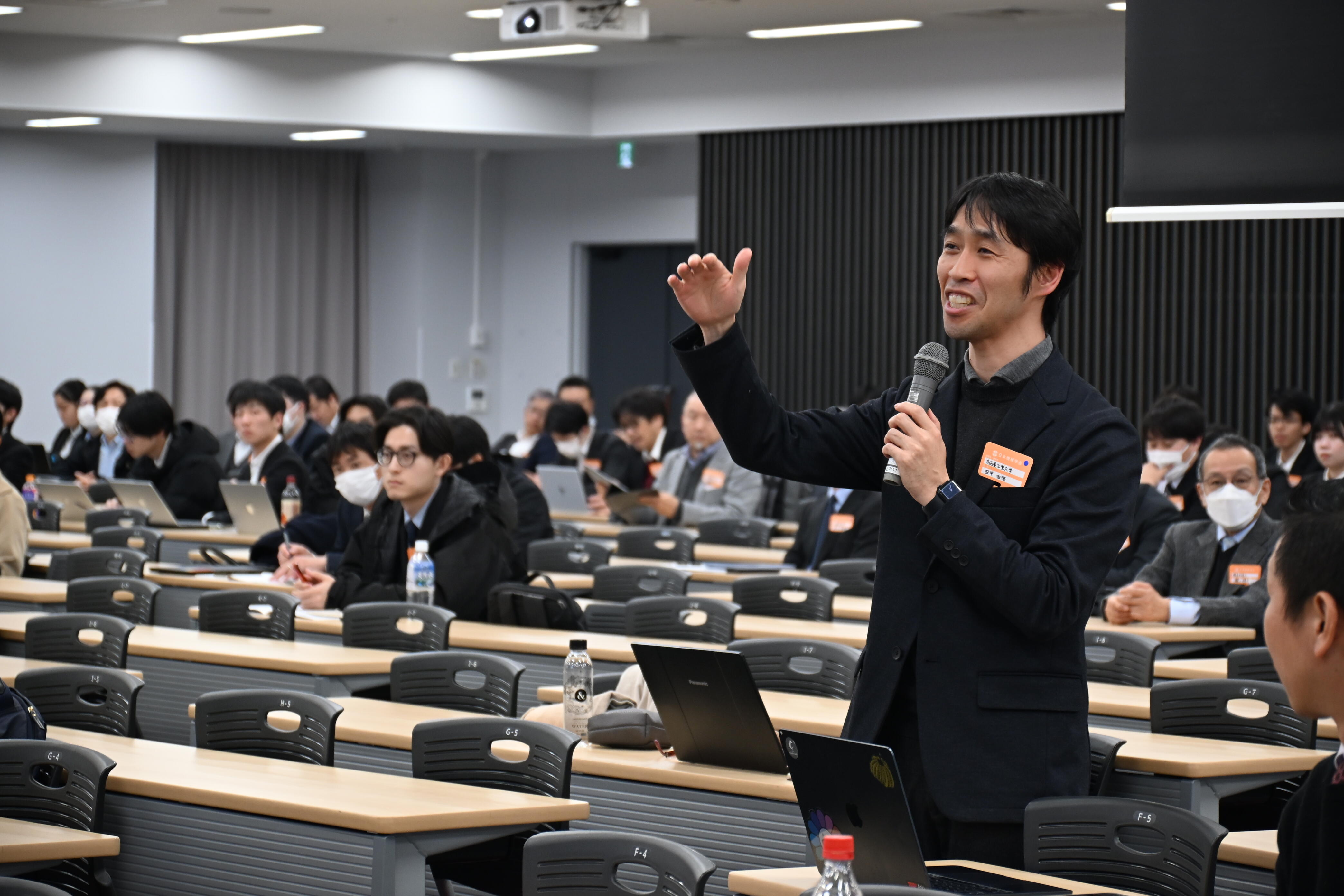 質問する参加者