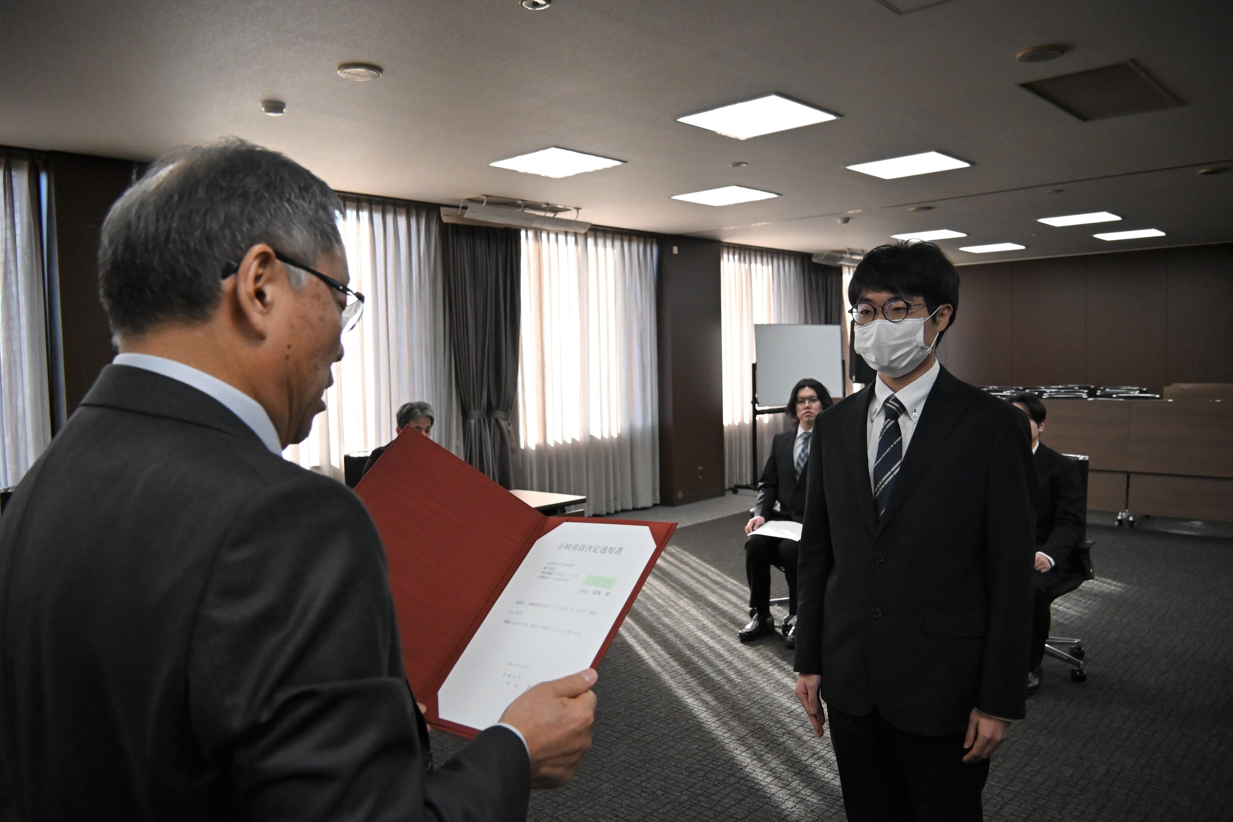 決定通知を授与される清水さん