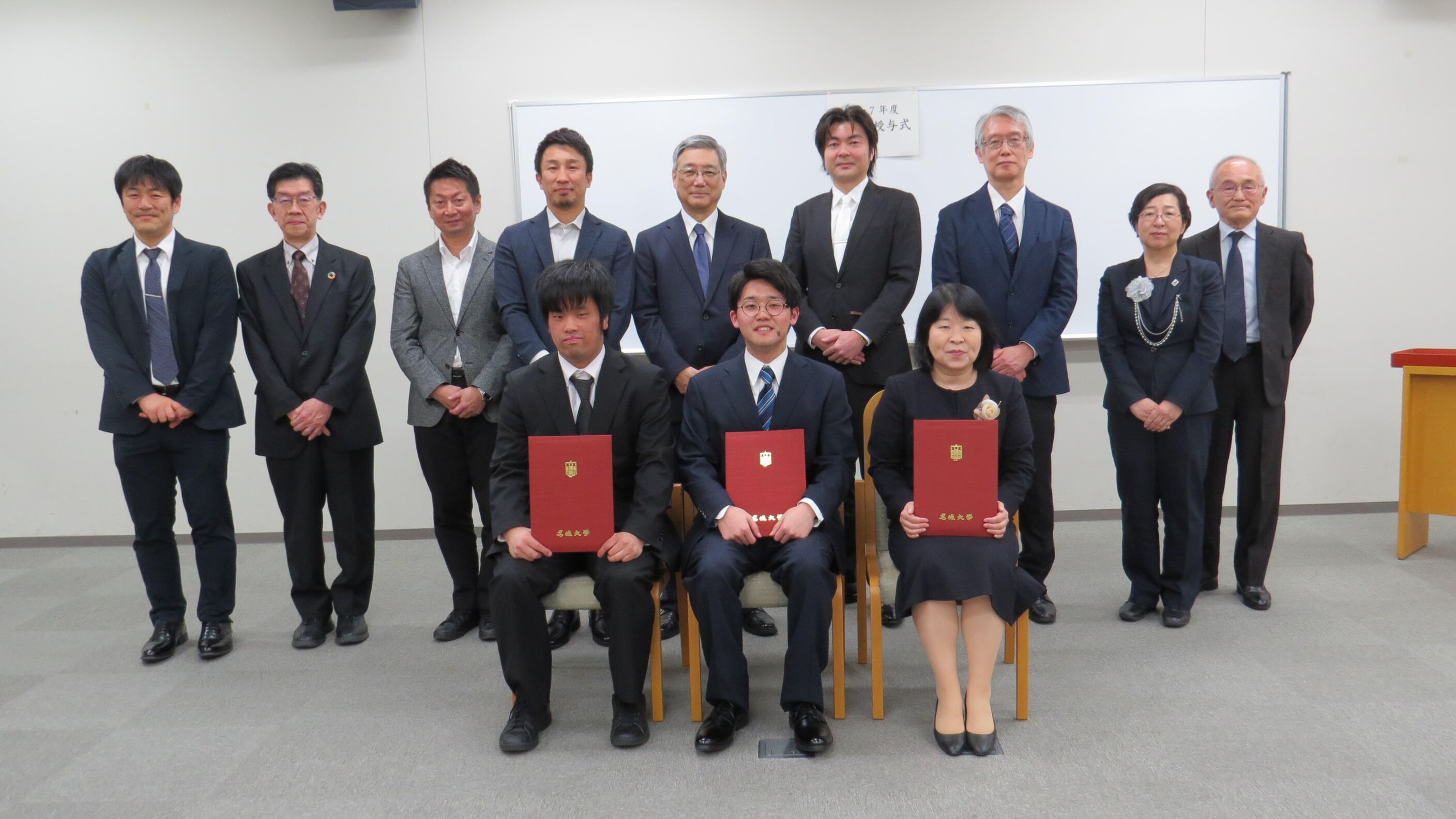 前列左から伊藤充哉さん、青野大輝さん、内田美重さん