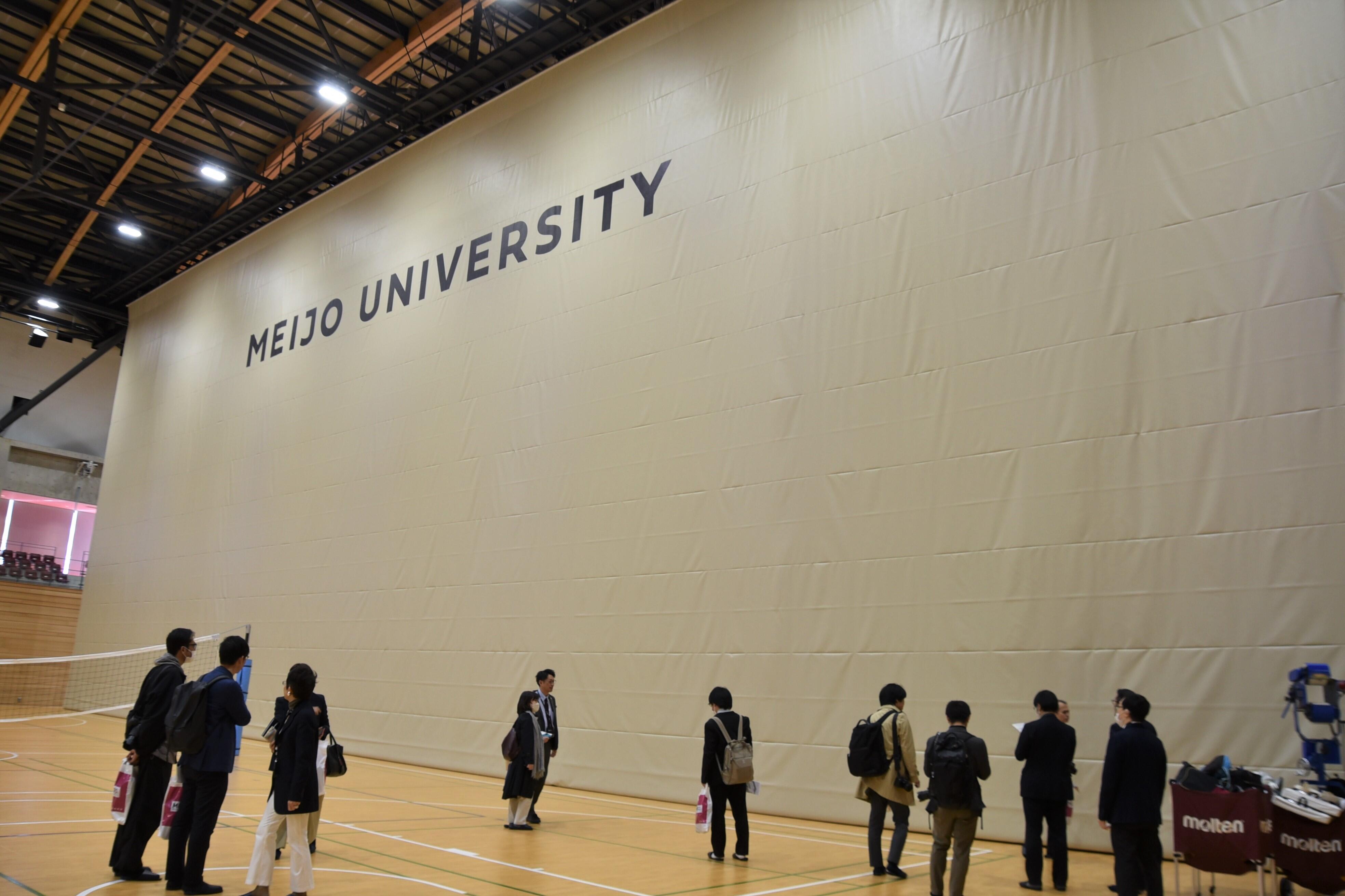 電動間仕切りの前で