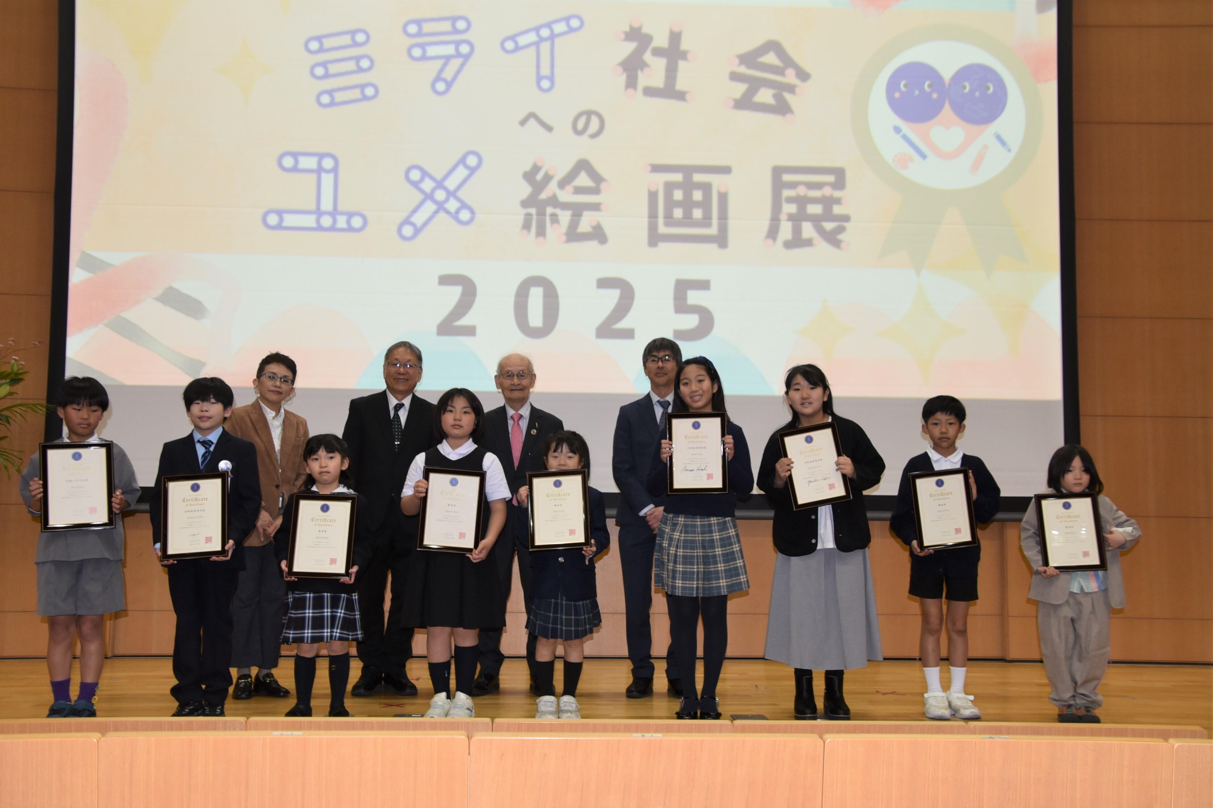 記念撮影に臨む受賞者の皆さん（前列）