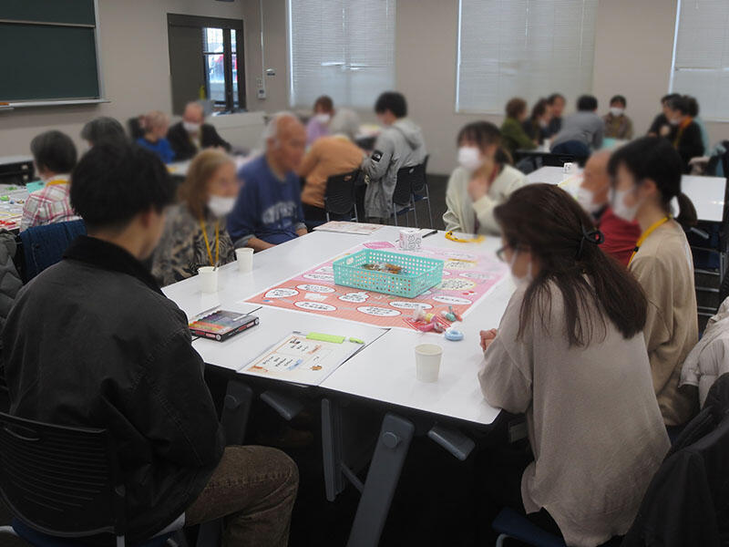 名城の学生と一緒にすごろくを楽しむ参加者