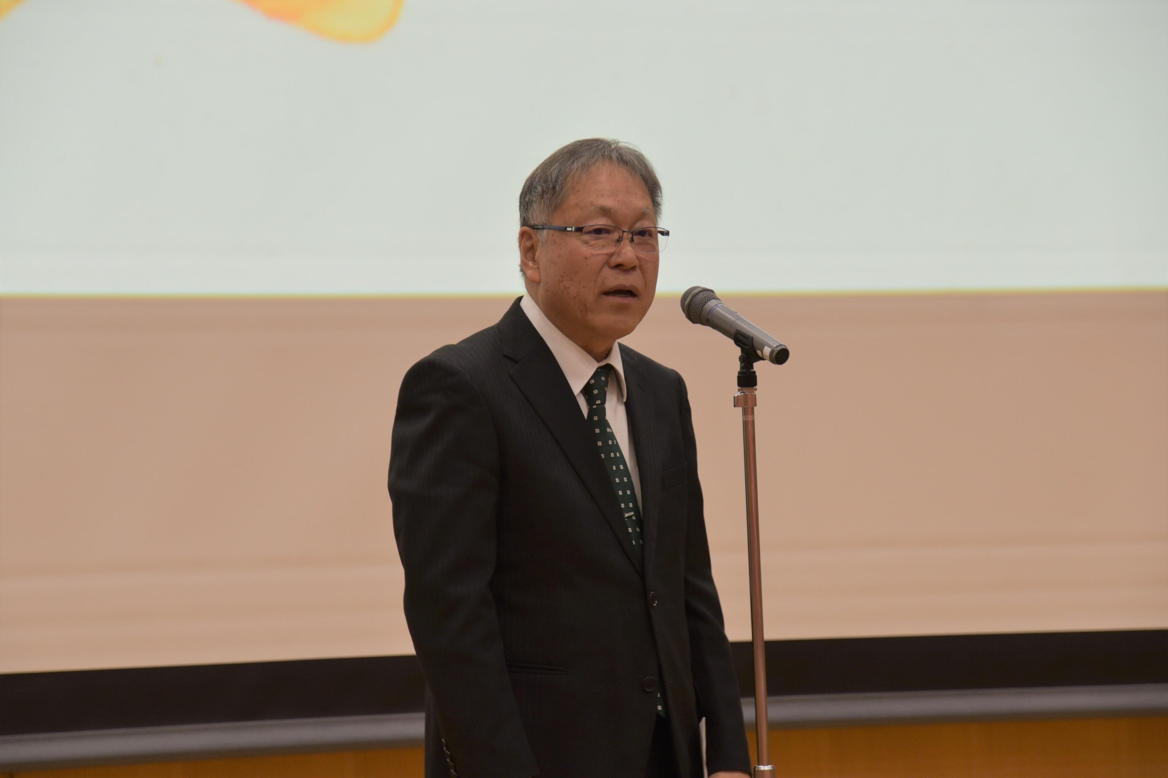 あいさつする野口学長