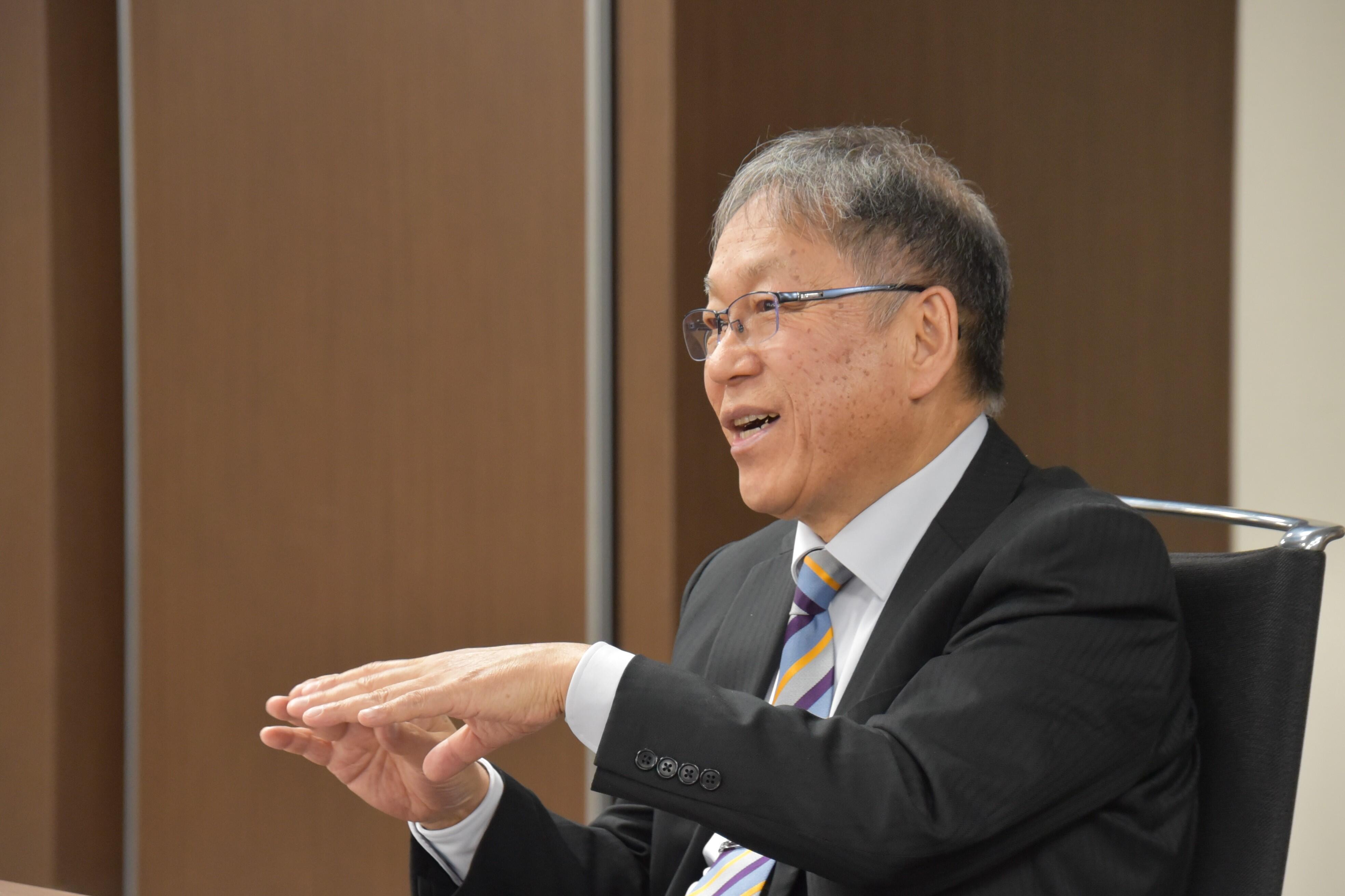 ヨット競技について質問する野口学長