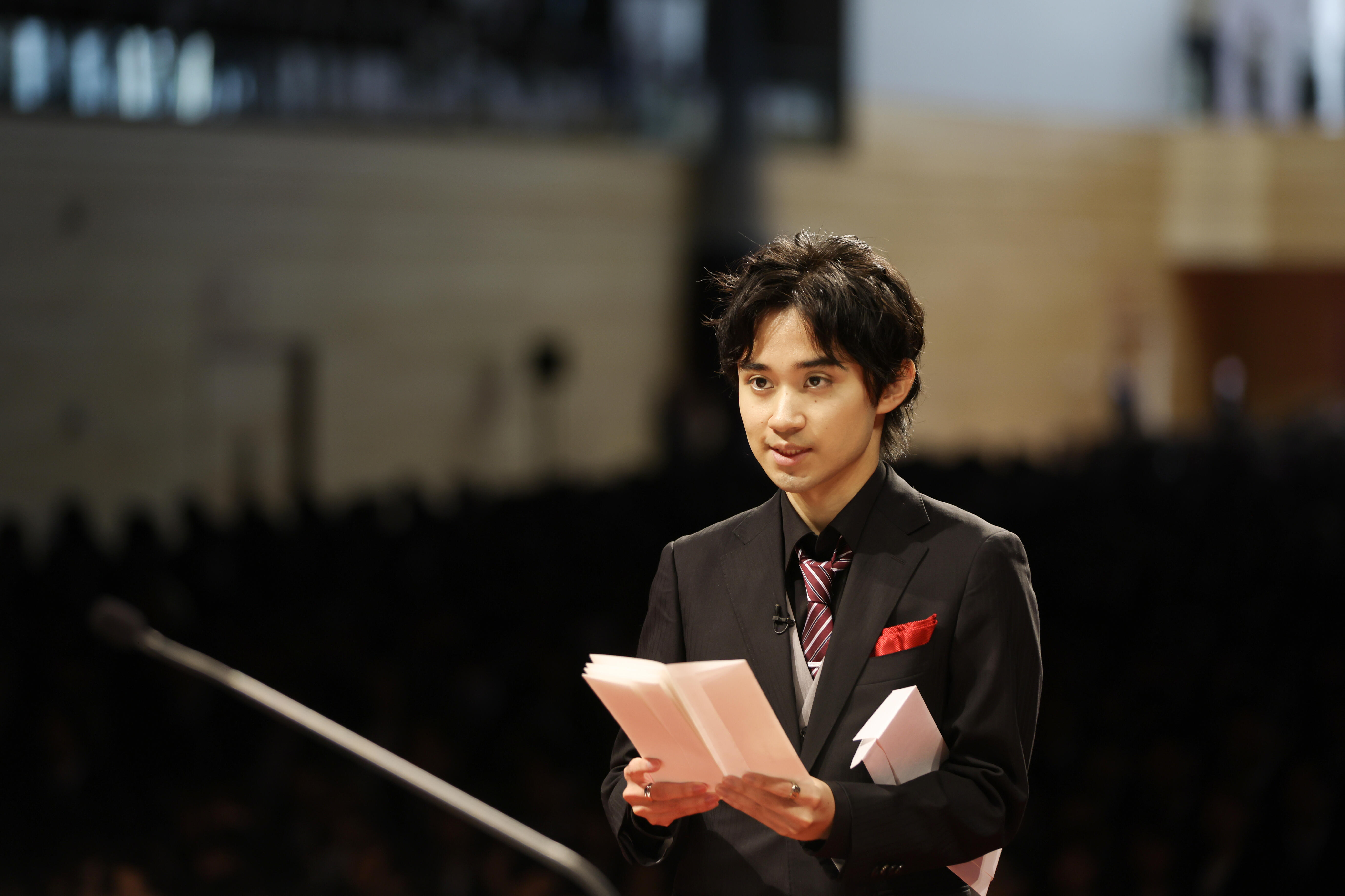 １部で大学院の新入生を代表して宣誓する福西さん