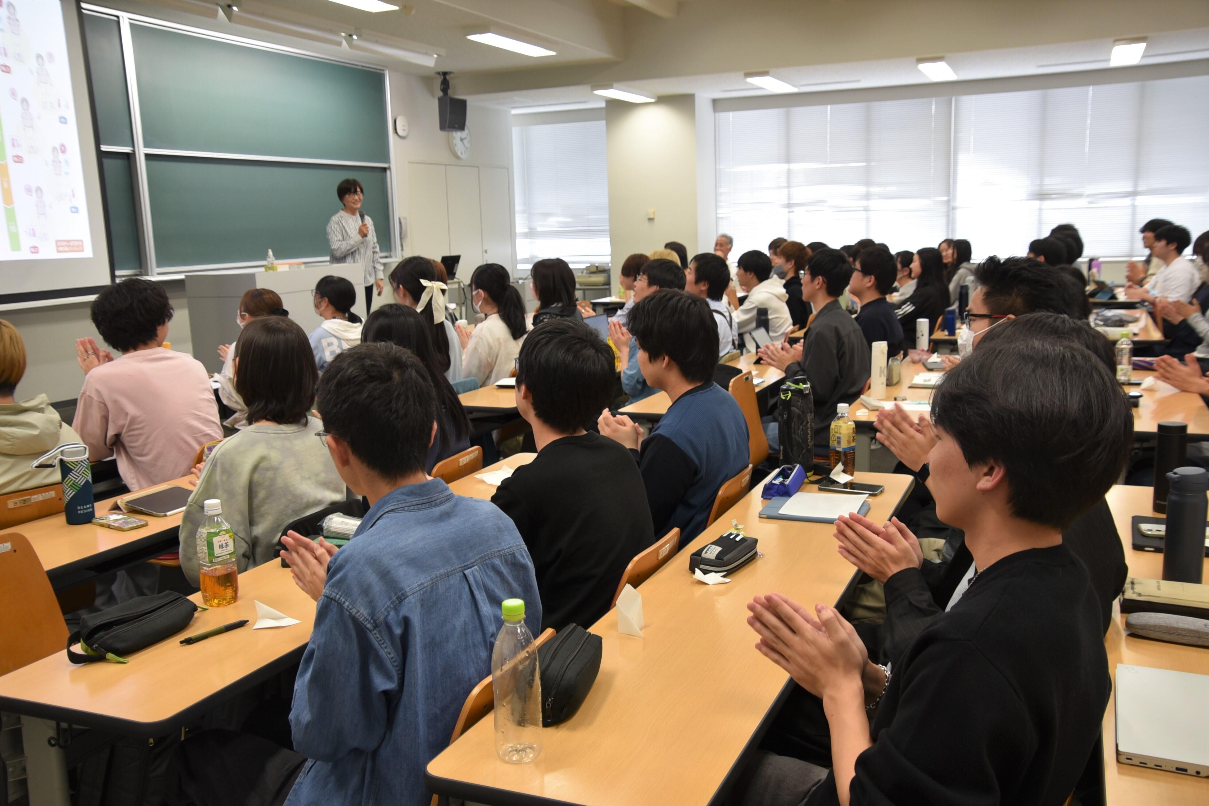 ミニエクササイズを実践する学生たち