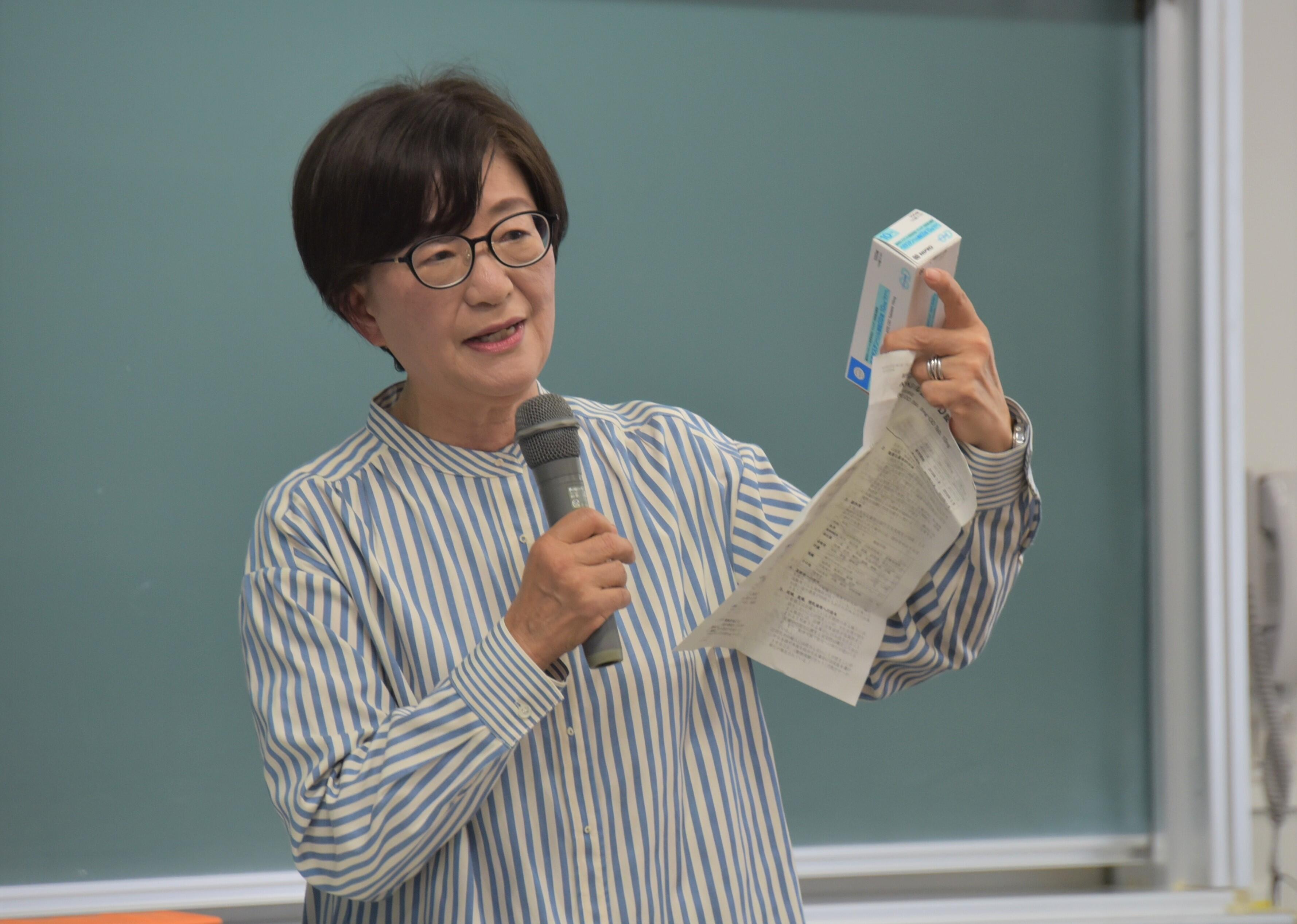 薬局薬剤師の役割などを解説する浅井さん