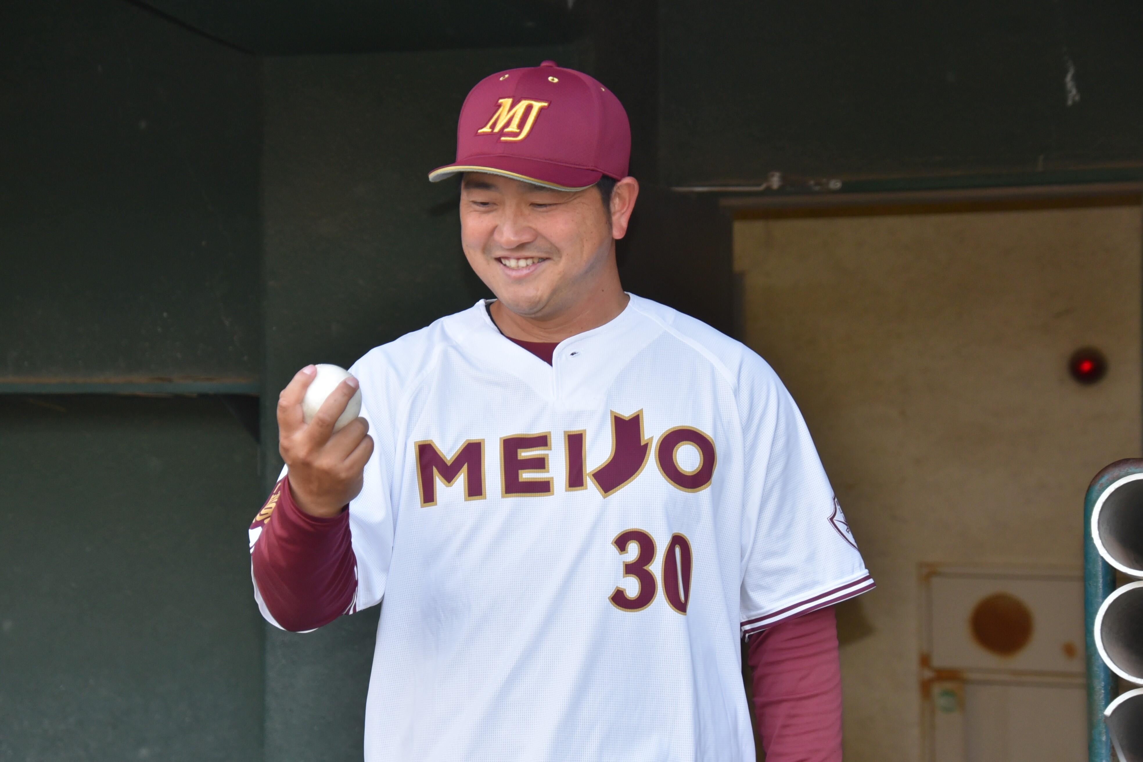 ウイニングボールを手にする山内監督