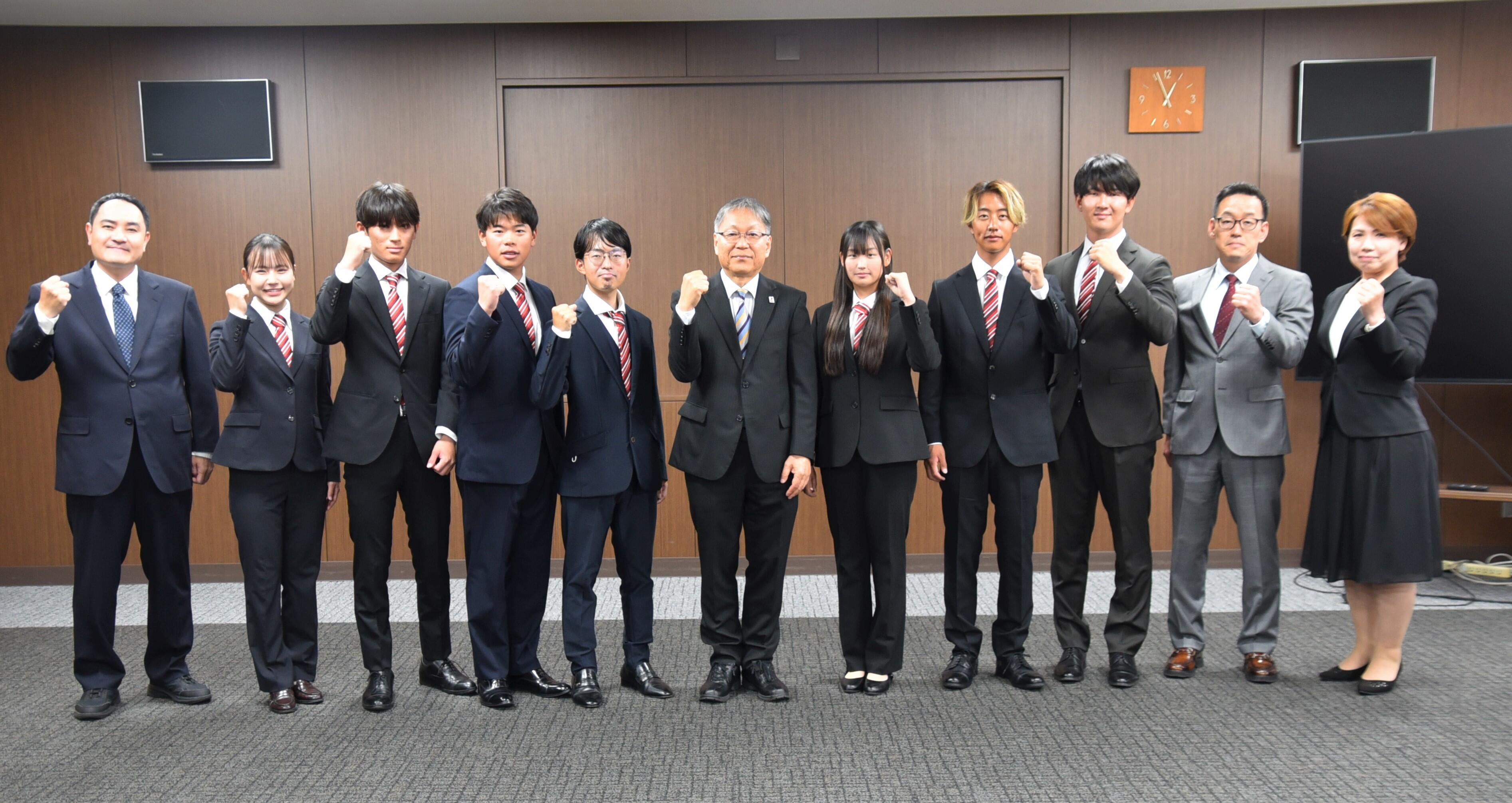 野口学長（中央）を囲んで記念撮影