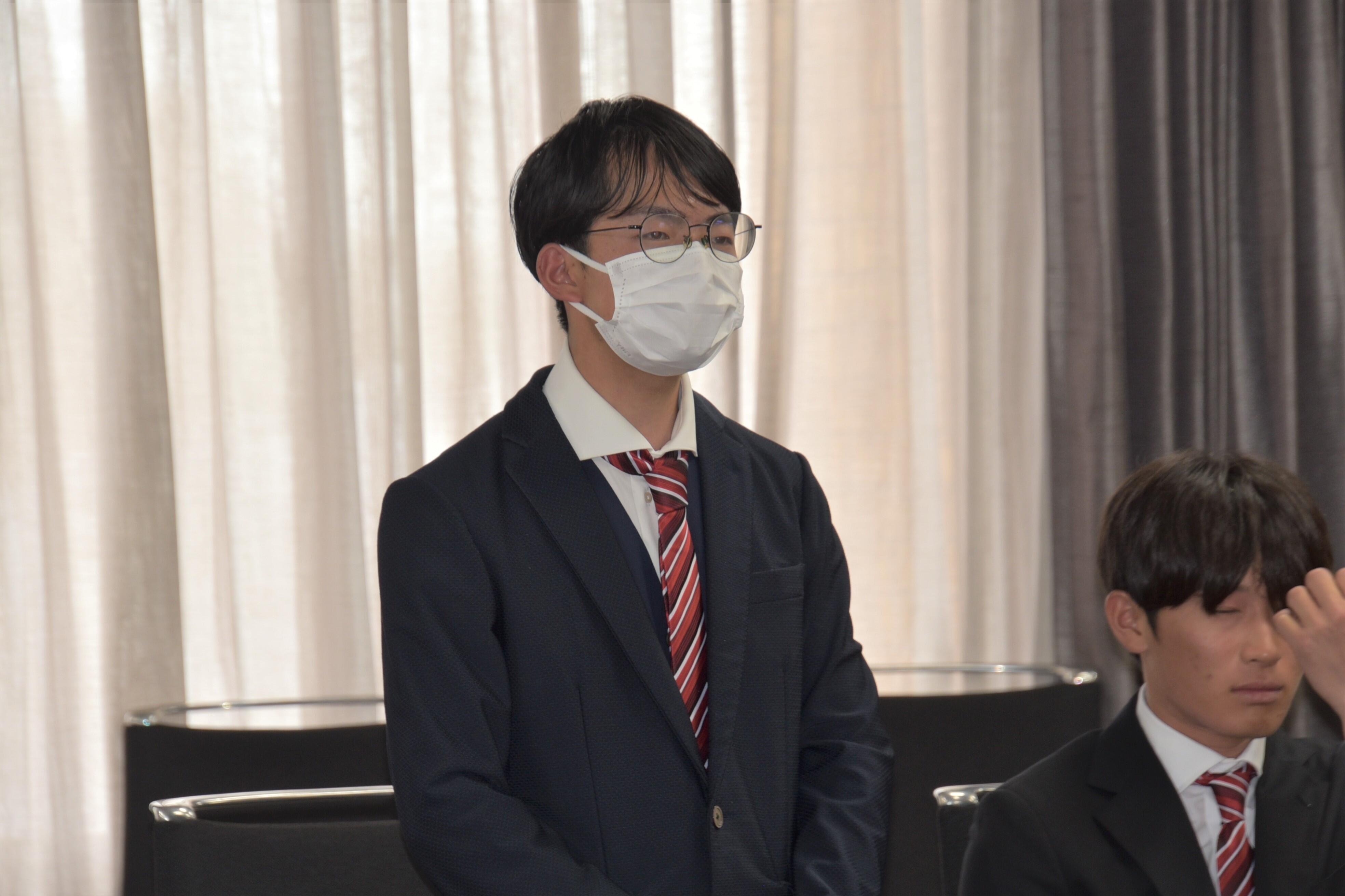 意気込みを述べる三浦主将