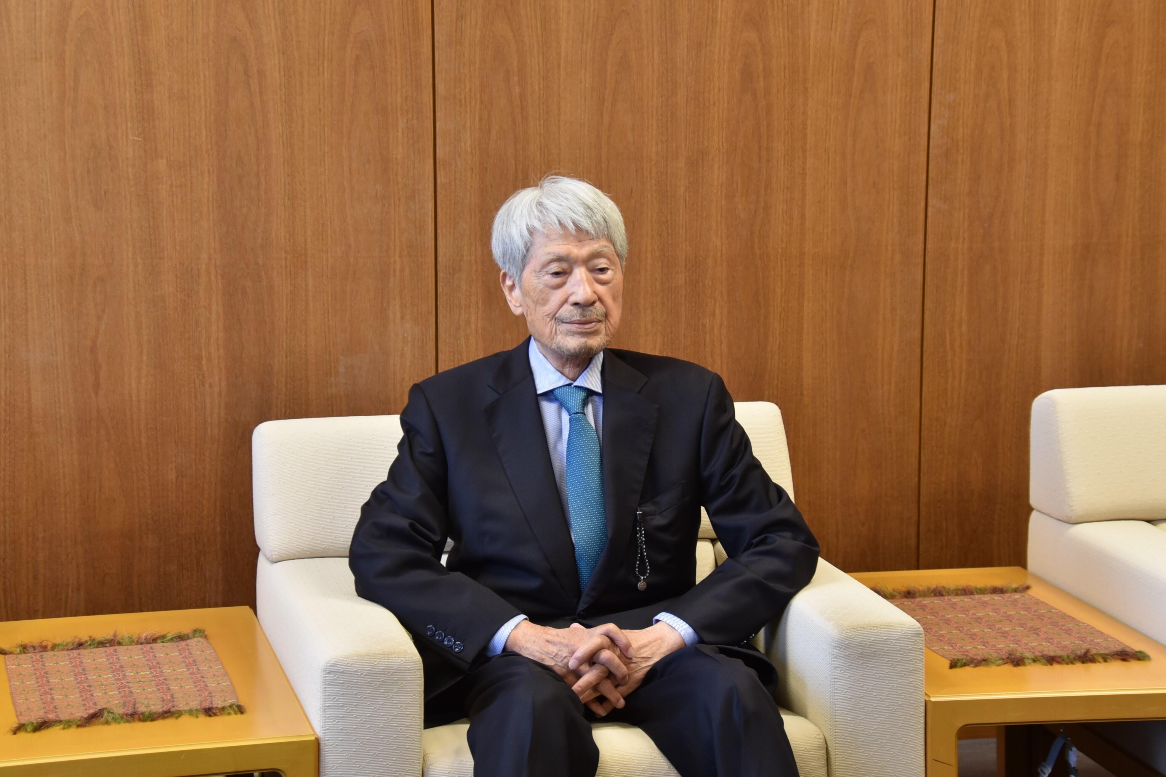 贈呈式に臨む長谷川顧問