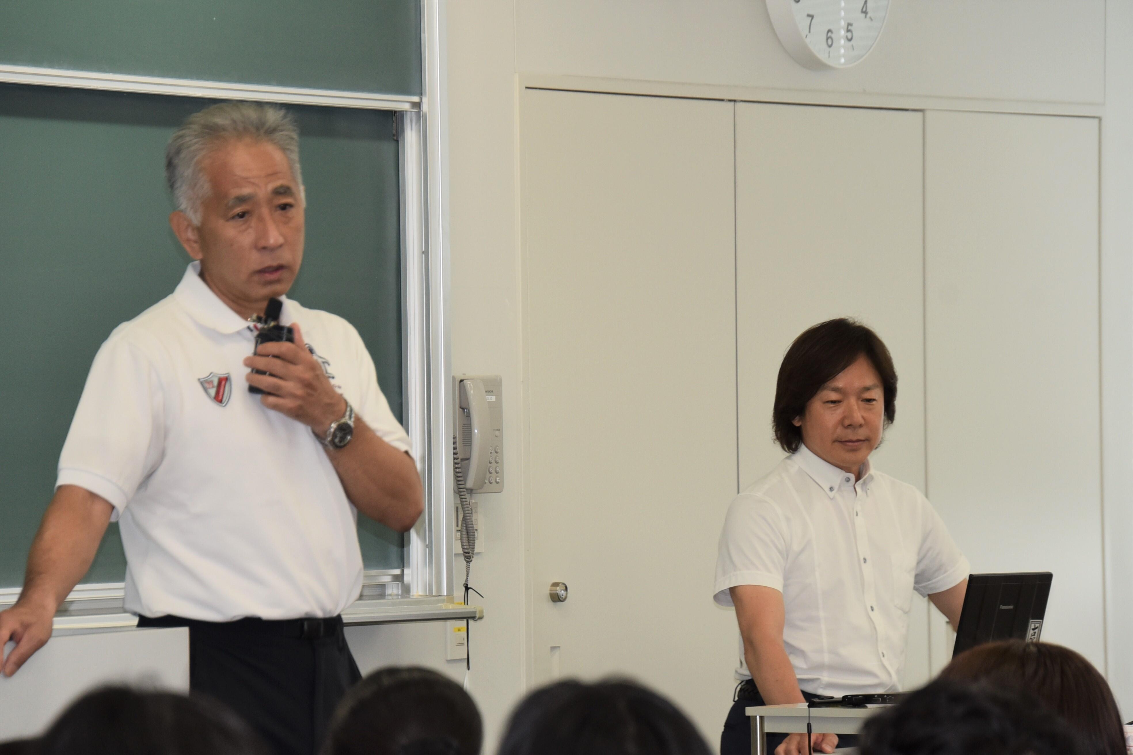 佐藤特任教授を紹介する梅田教授（右）