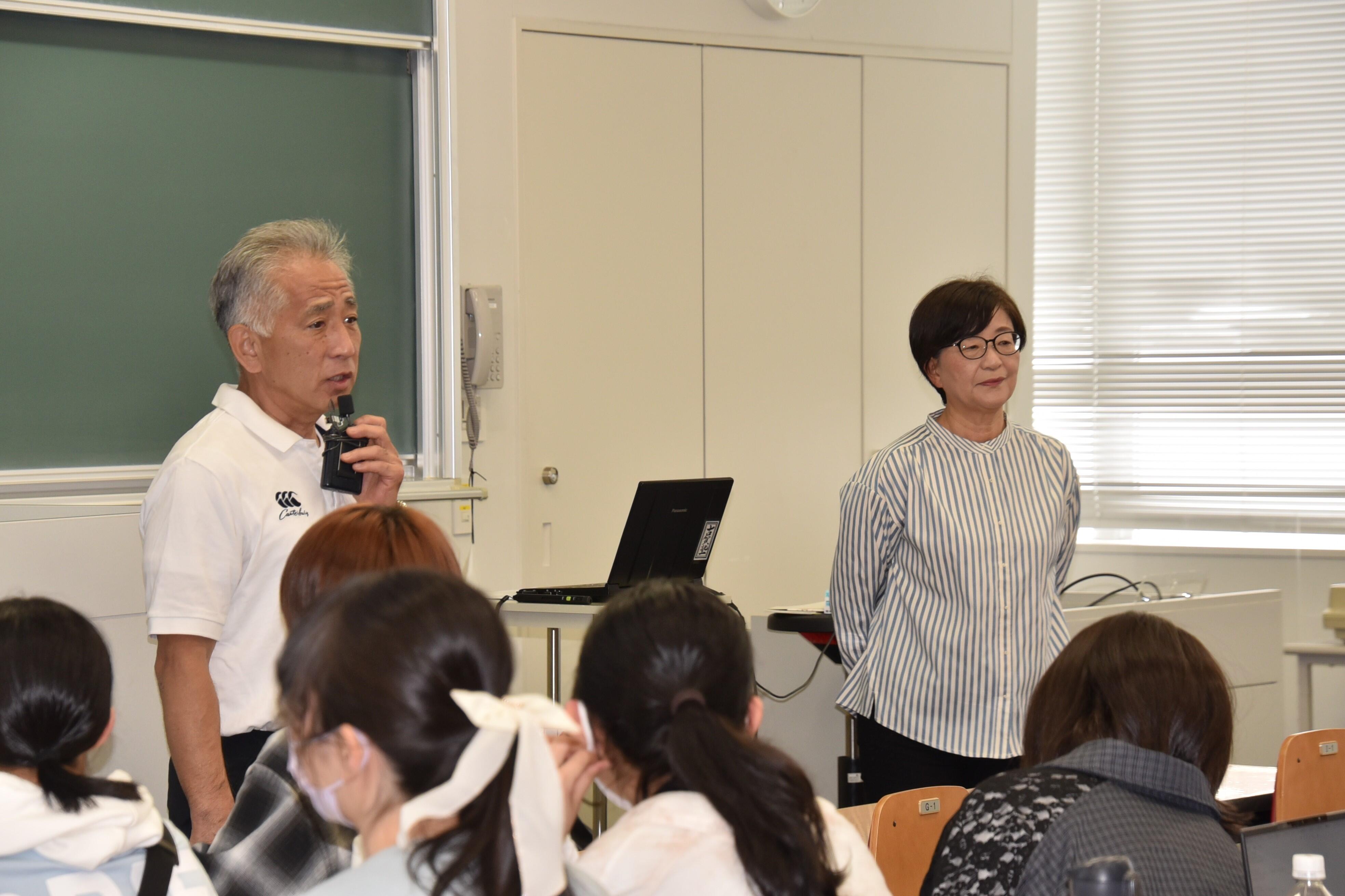 浅井さんを紹介する梅田教授