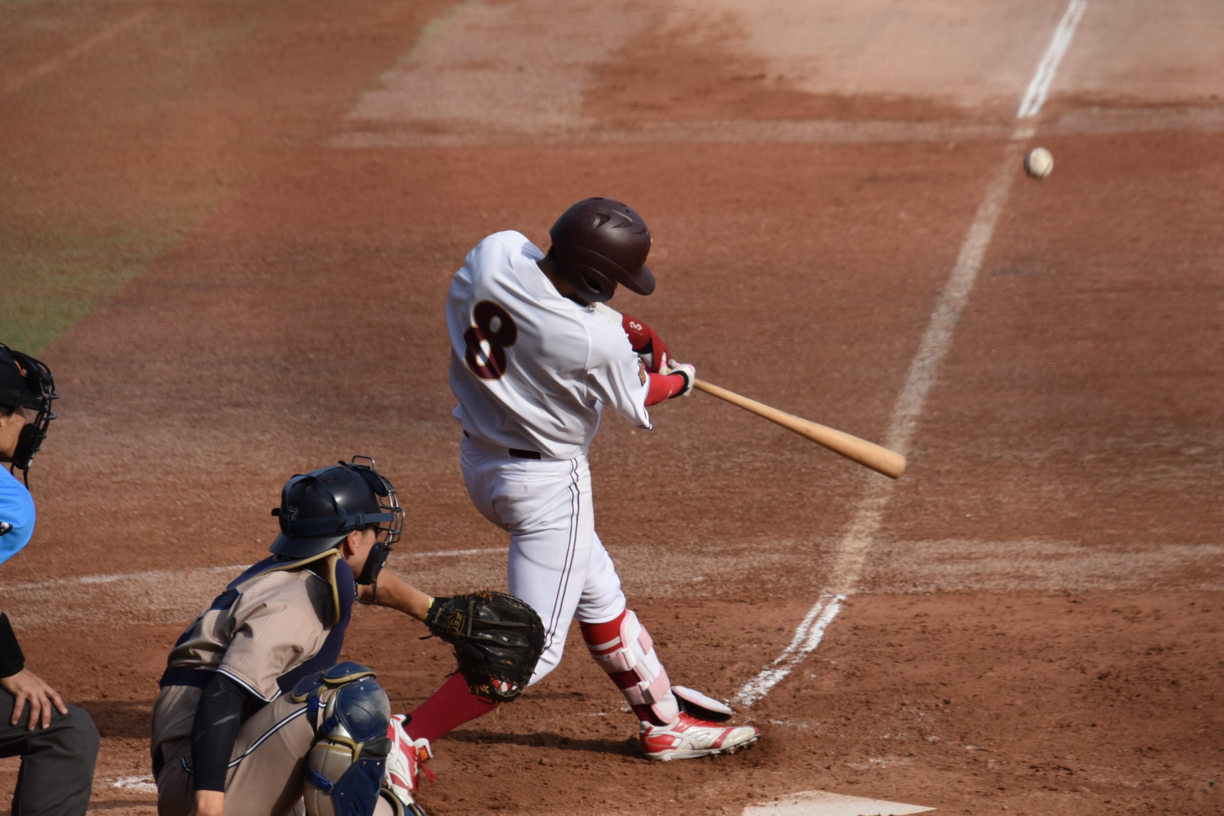 先制のホームランを放つ高桑選手