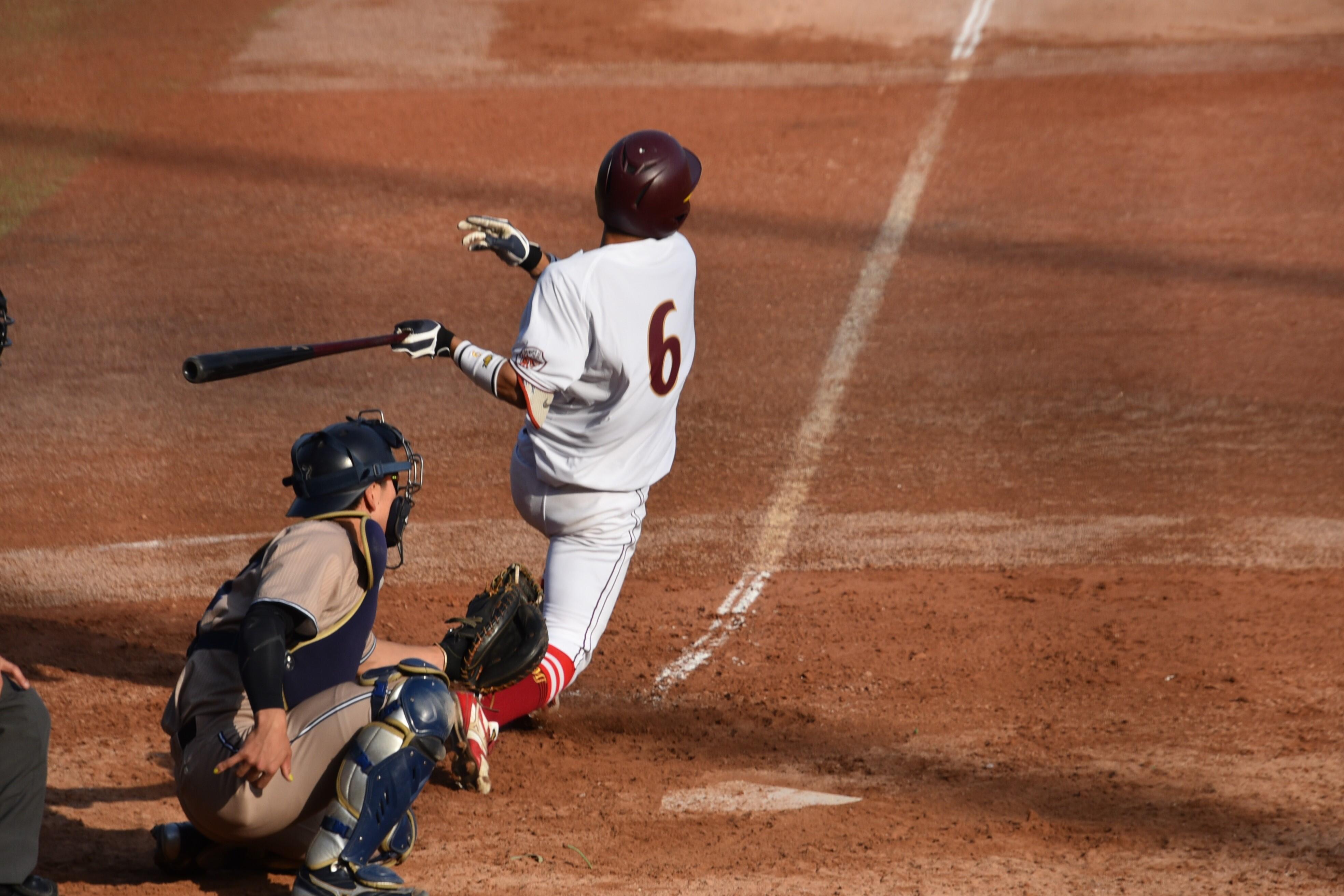追加点となる適時二塁打を放つ井上選手