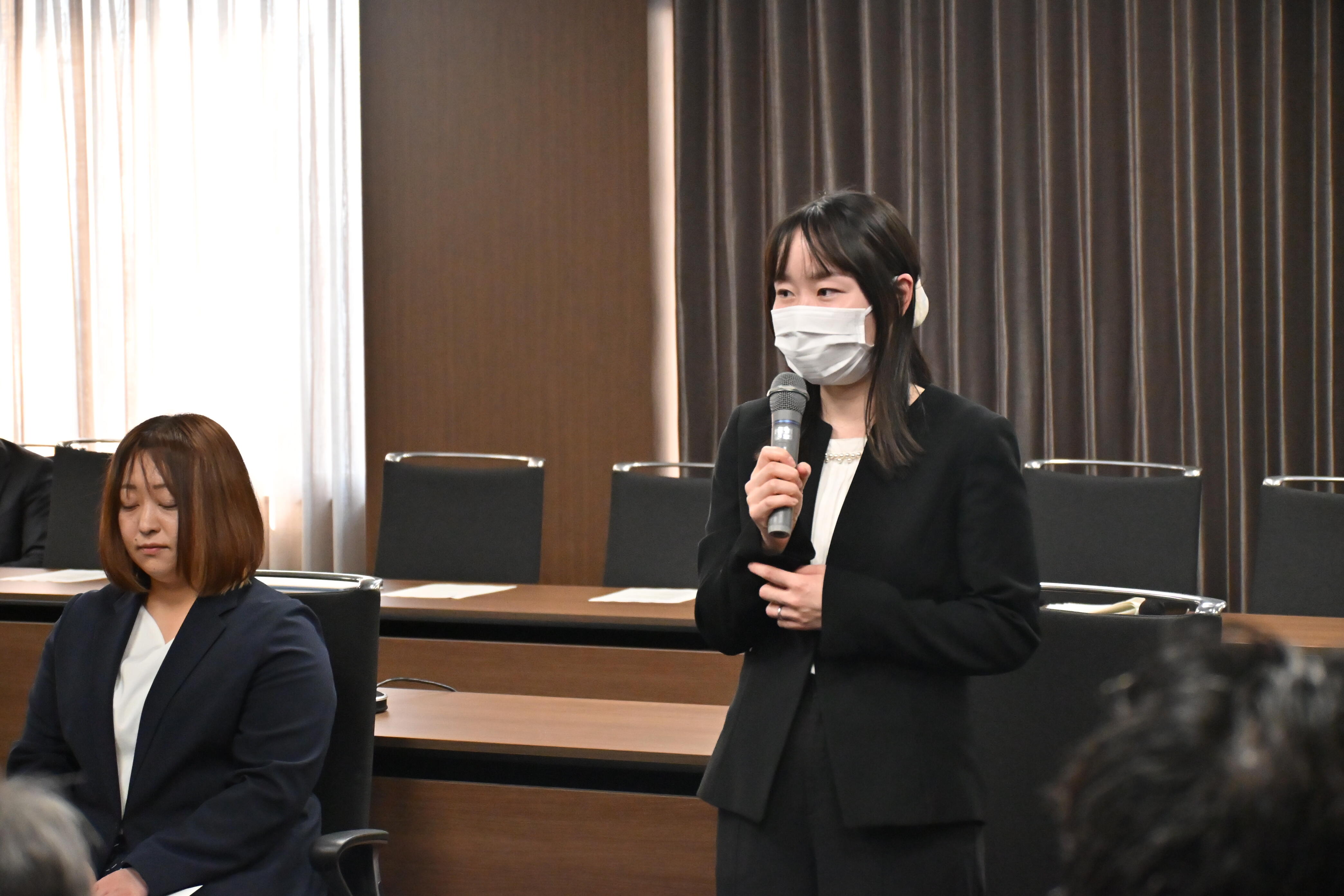 今後への決意を述べる河地助教