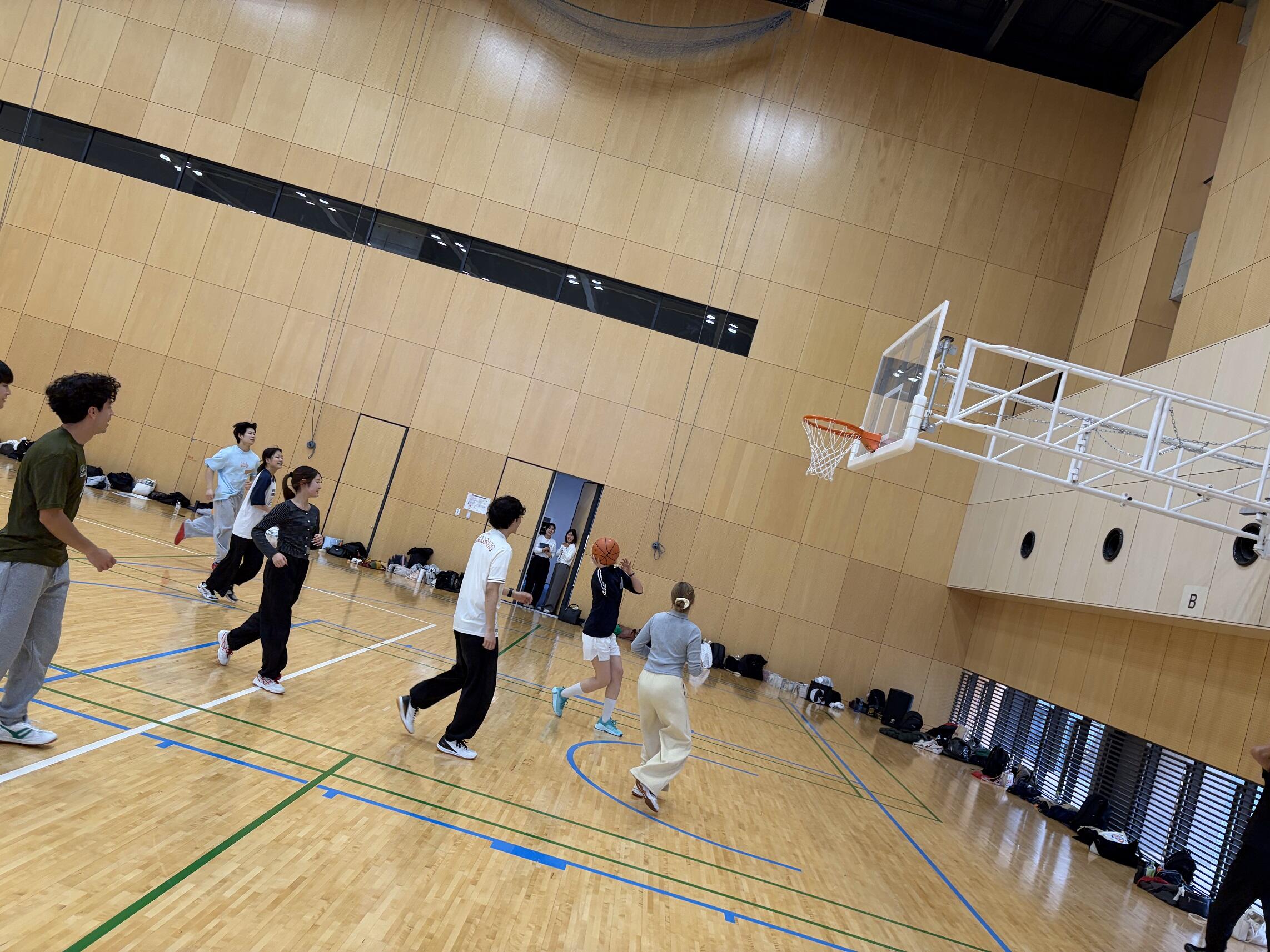 バスケットボールで奮闘する学生たち