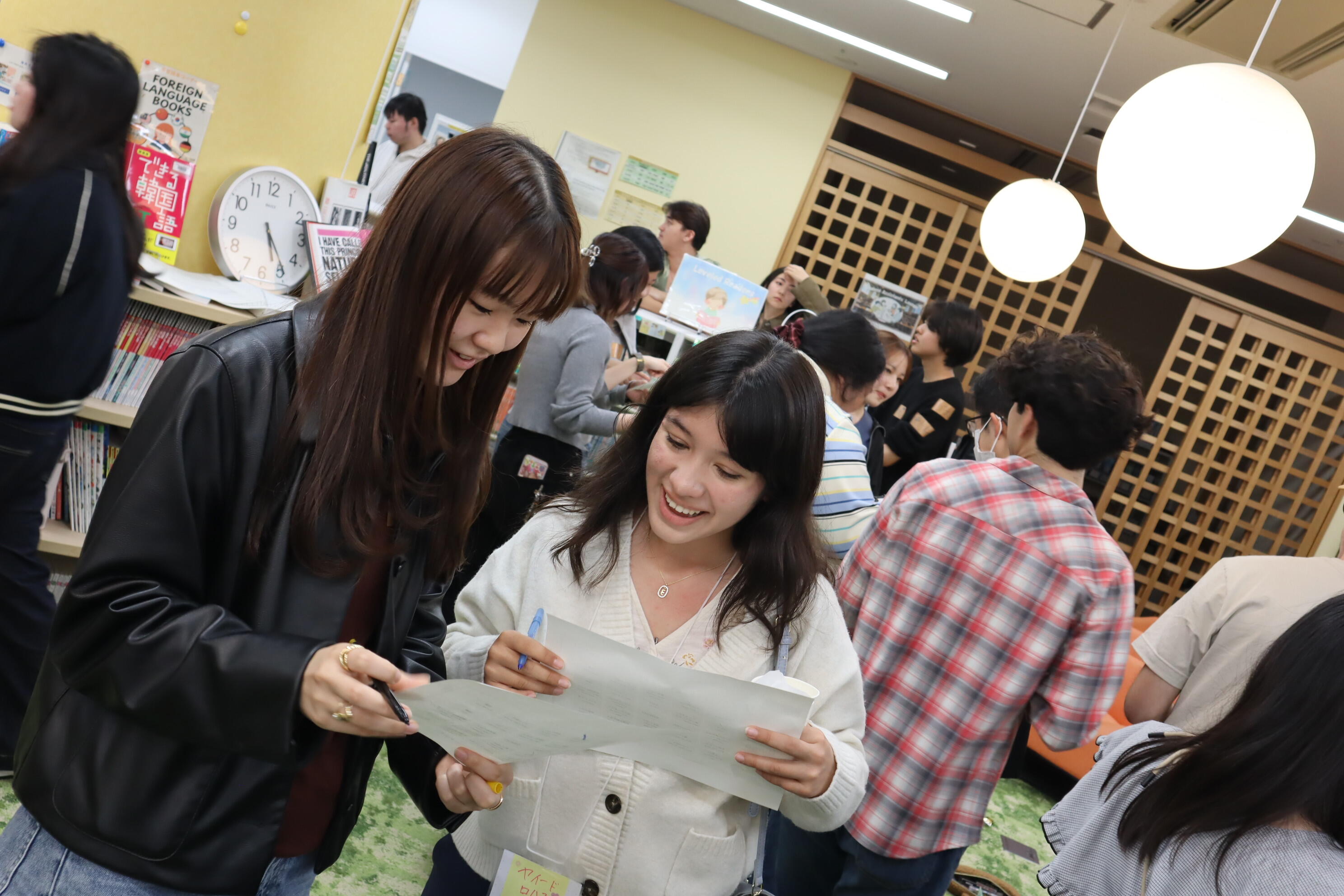 ゲームで盛り上がる日本人学生と留学生