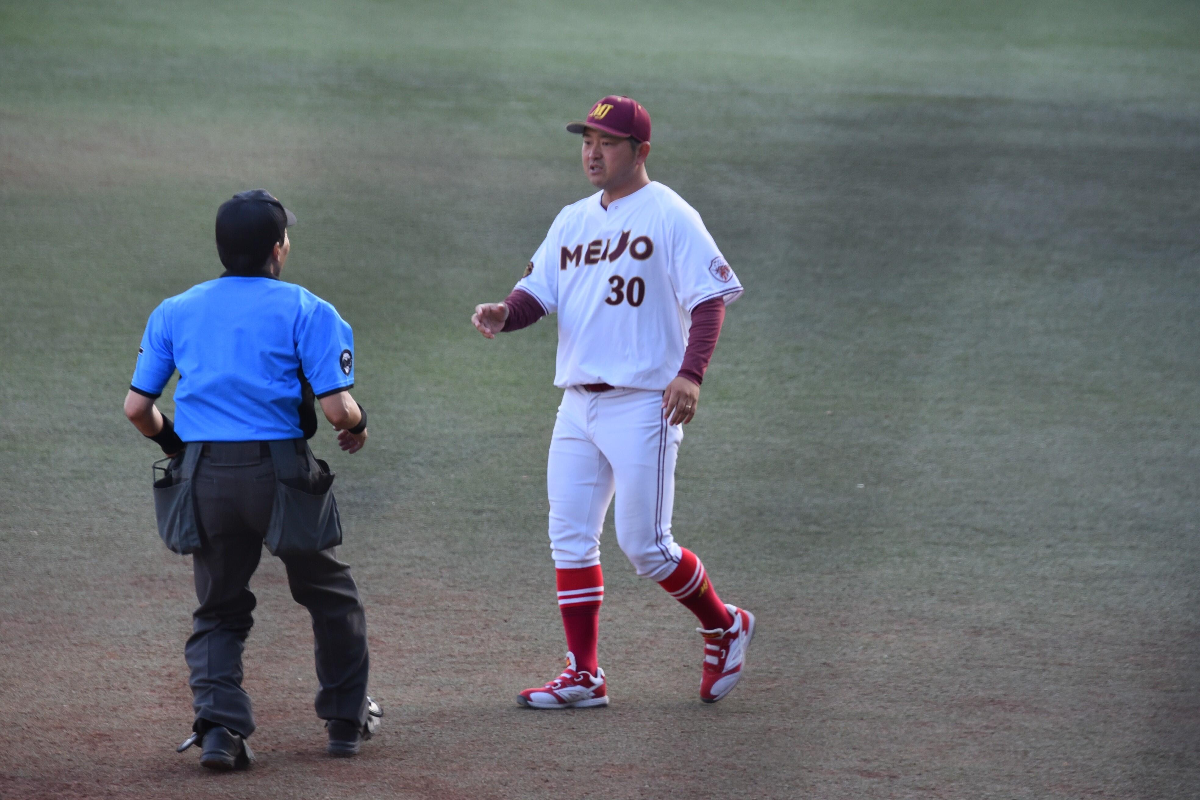 球審に選手の交代を告げる山内監督