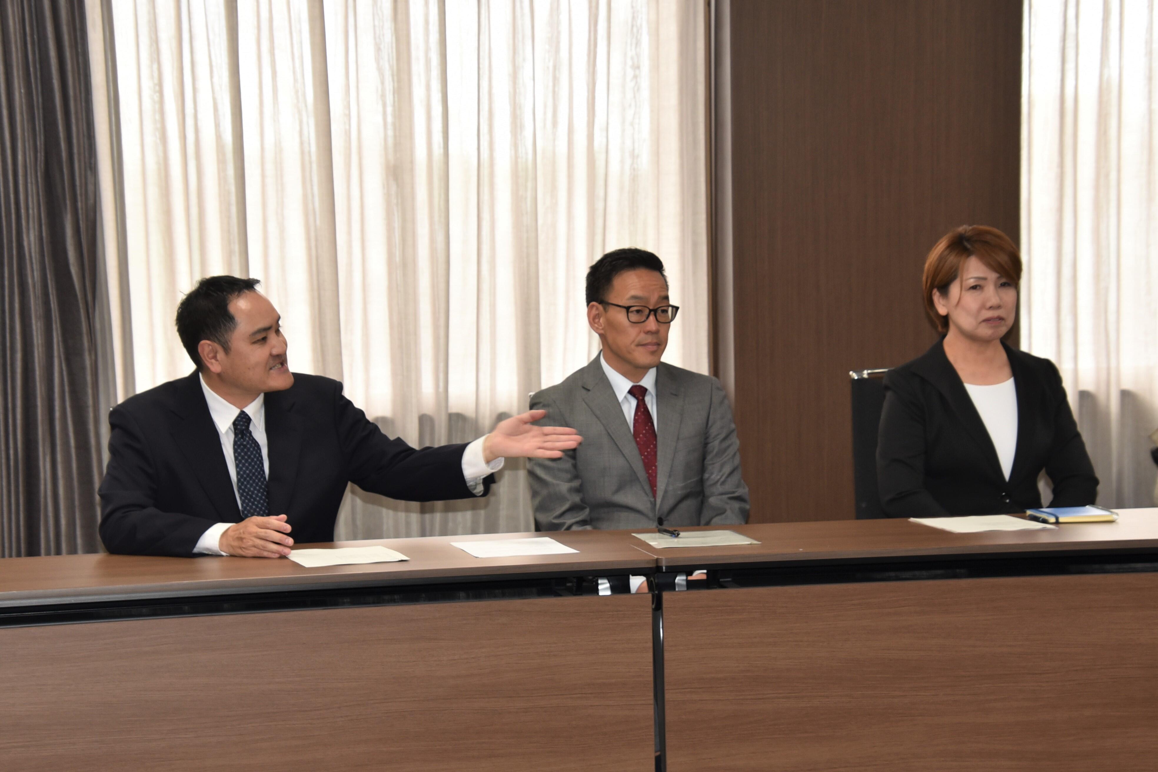 （左から）古川部長、西川監督、森コーチ