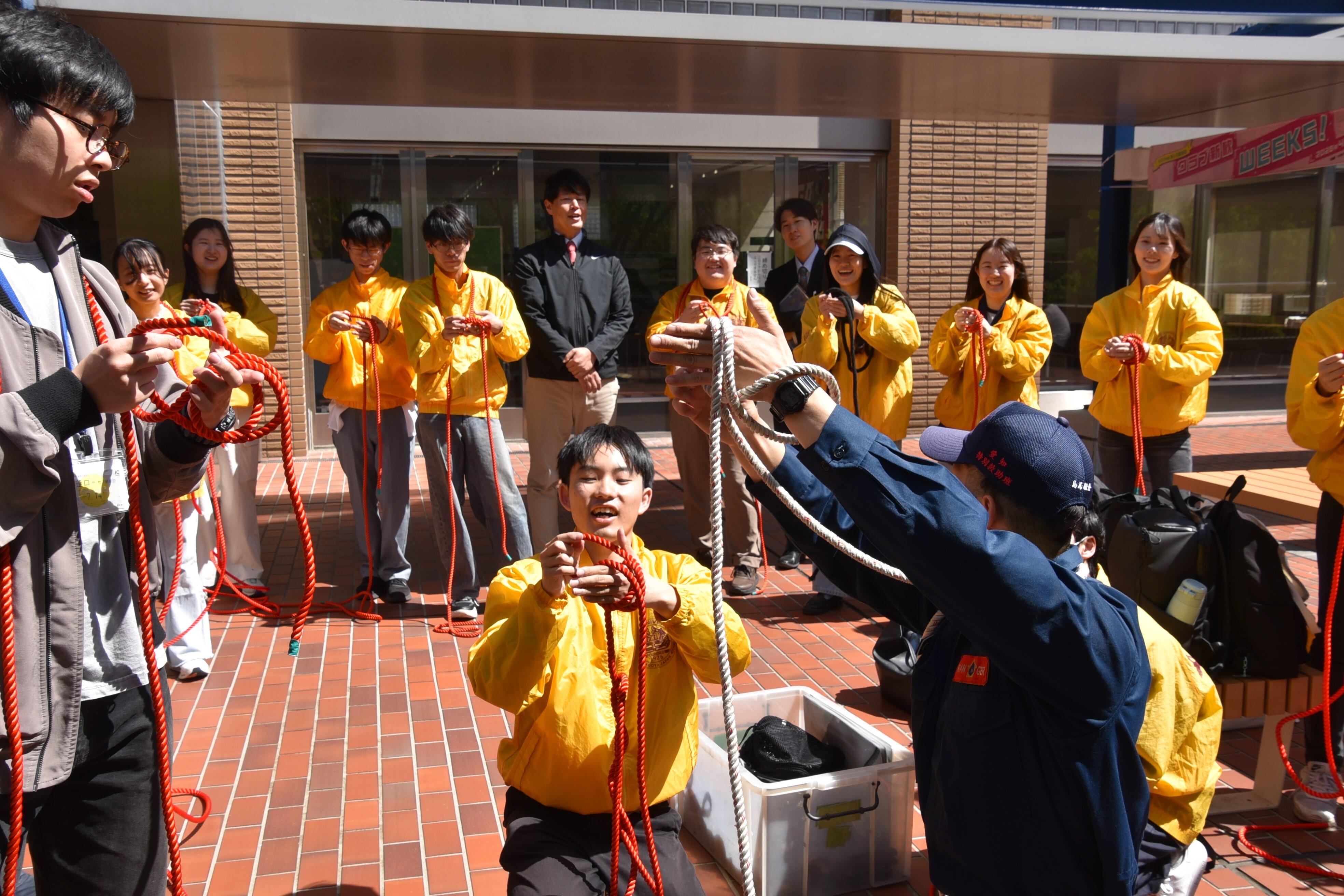 天白署員からロープの結び方を学ぶ学生たち