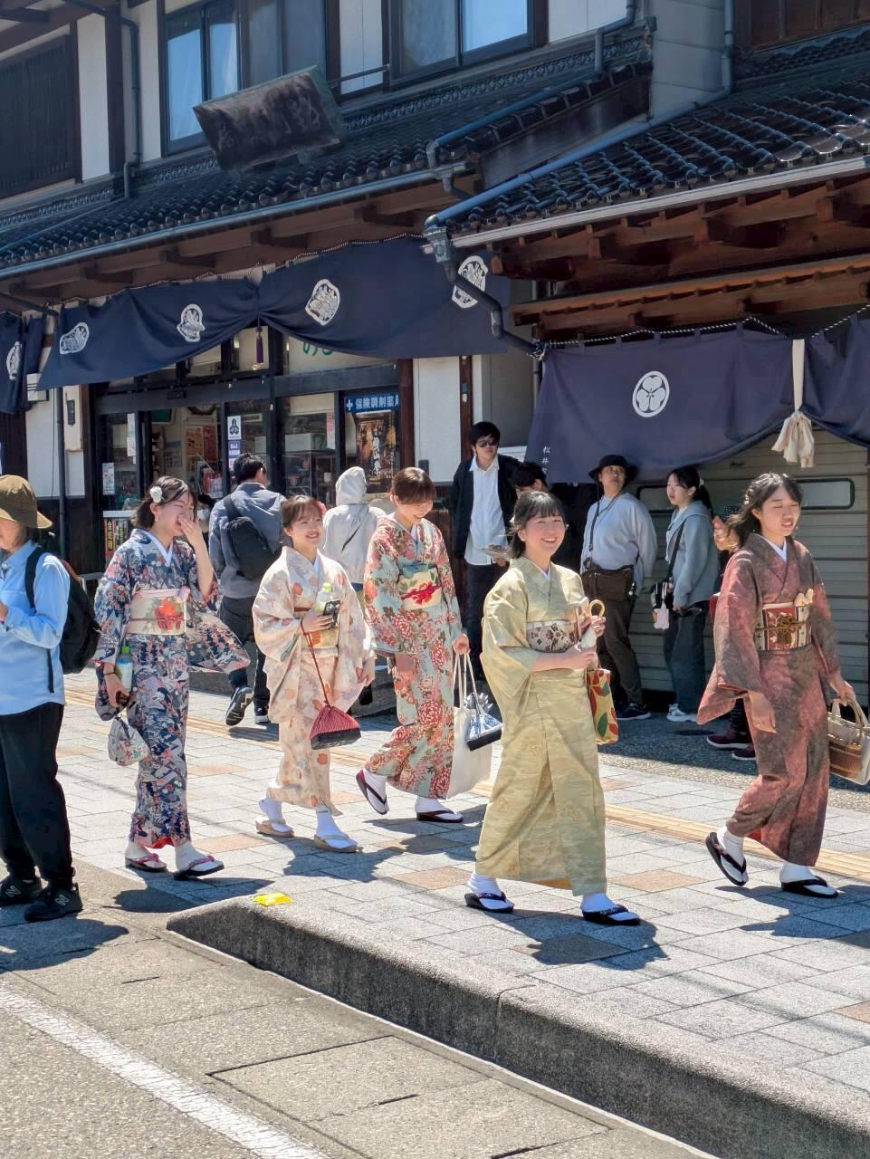 着物姿で街中を歩く