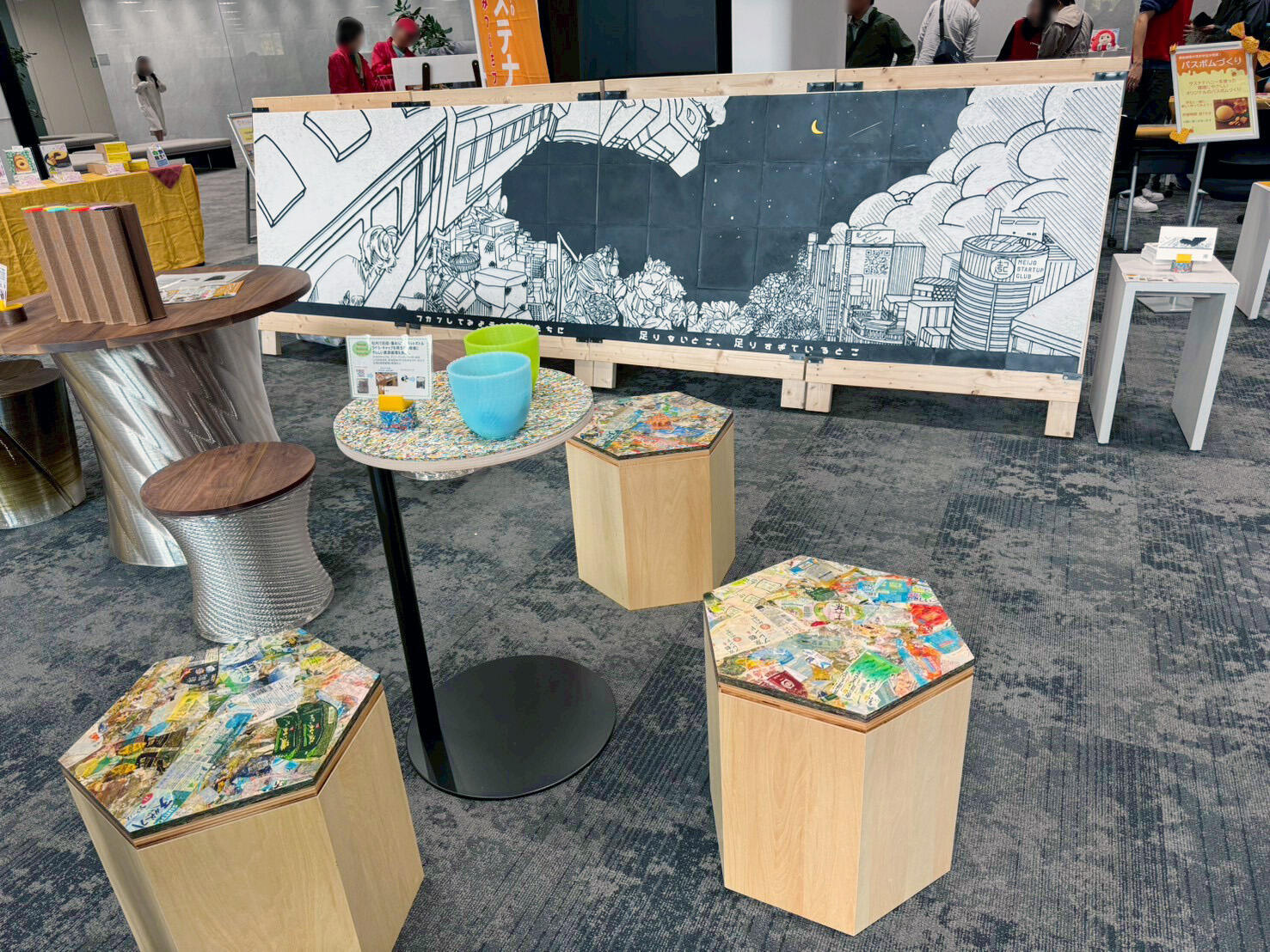 <center>マルシェ内で設置されたウォールアート</center>