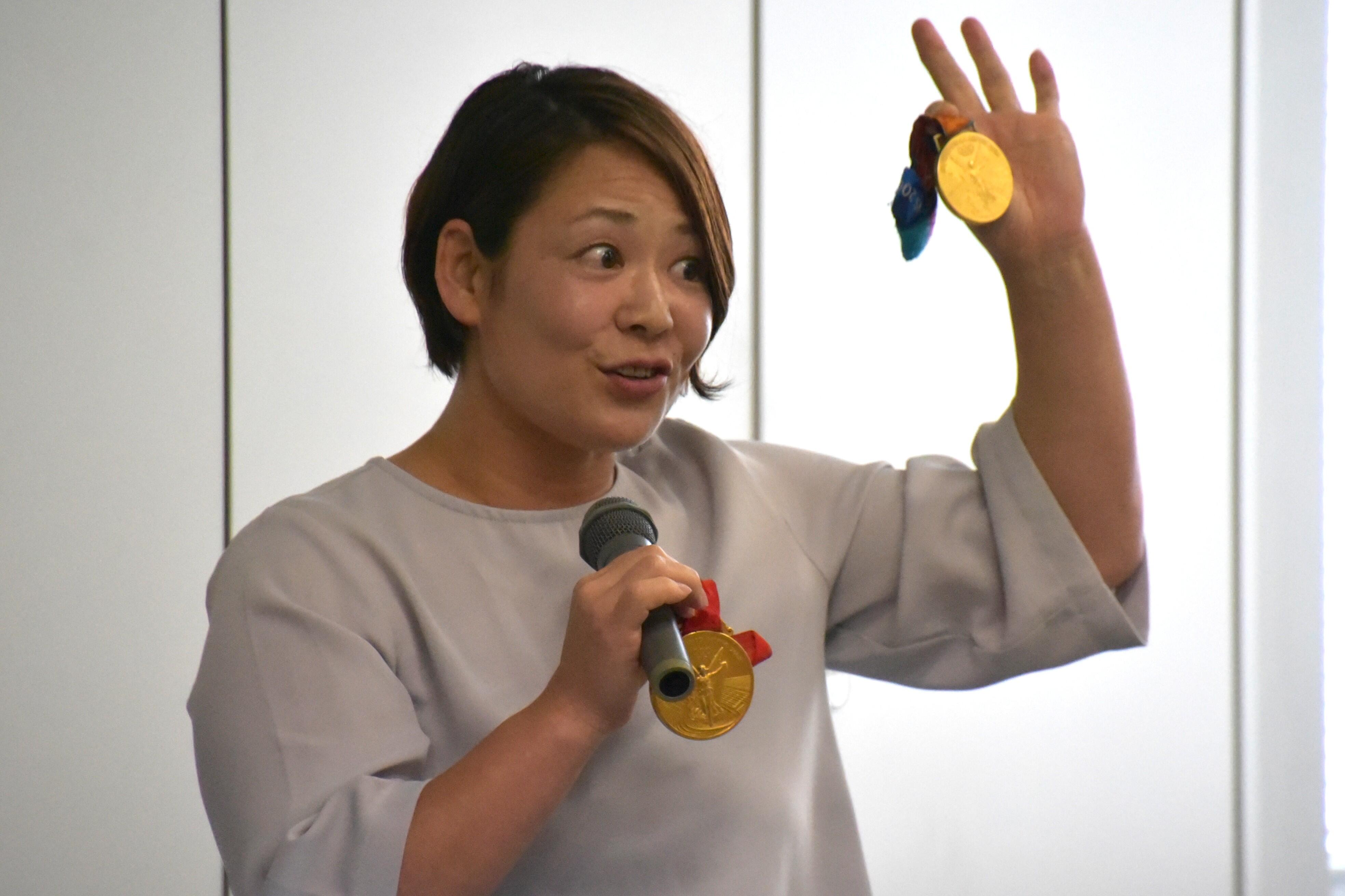 金メダルを始めて披露