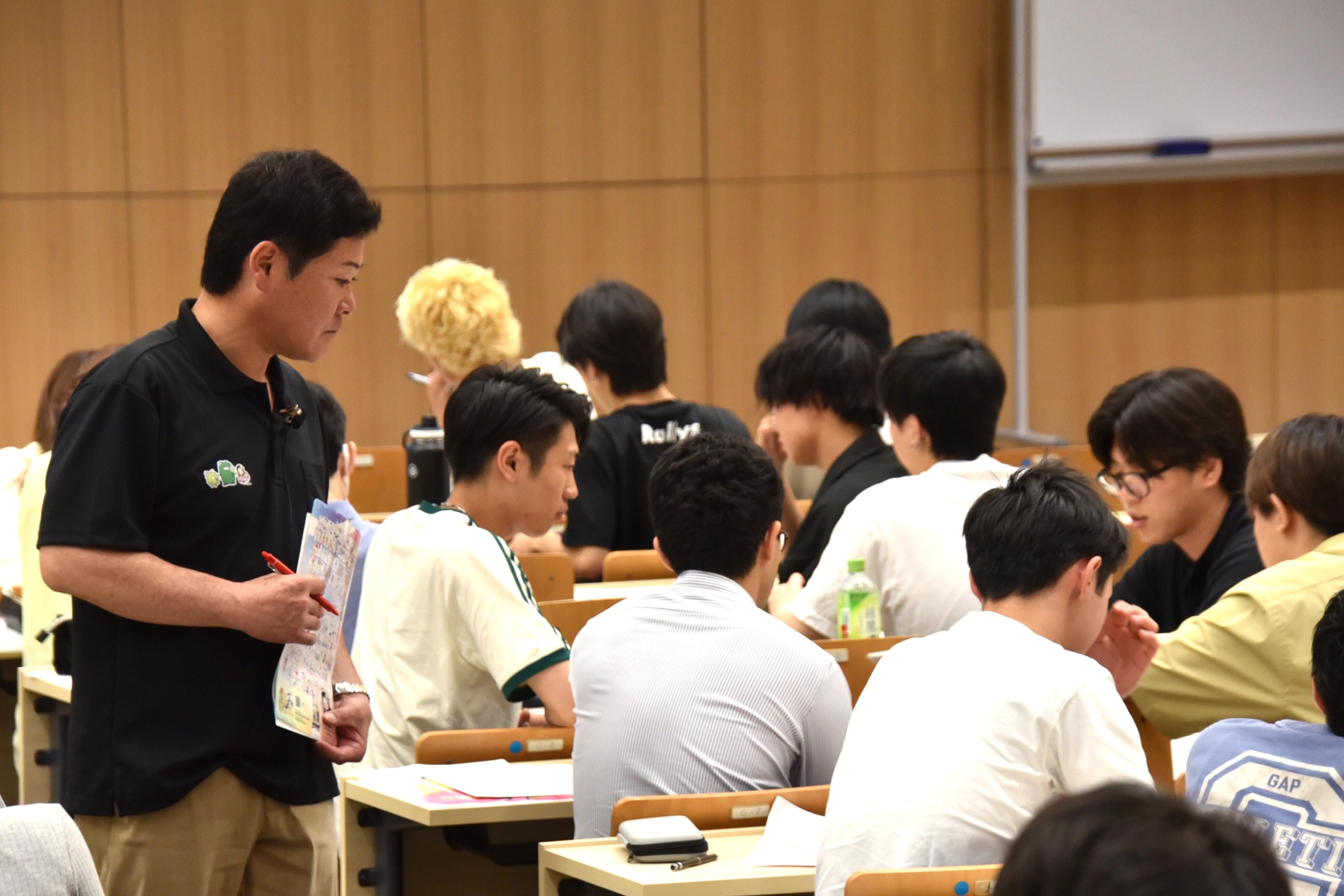 グループワークを見守る磯村課長
