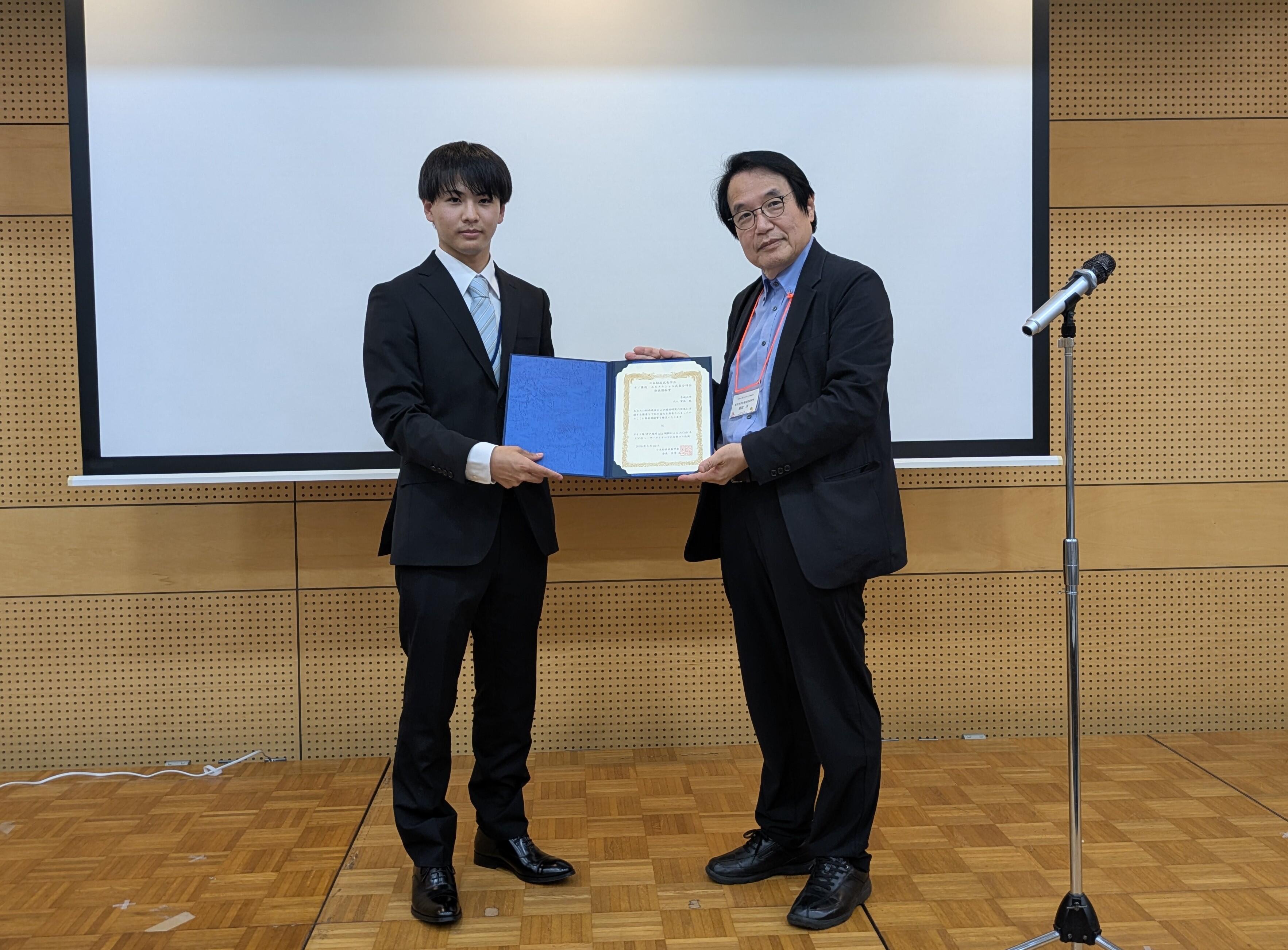 　藤岡洋教授と北川さん（左側）