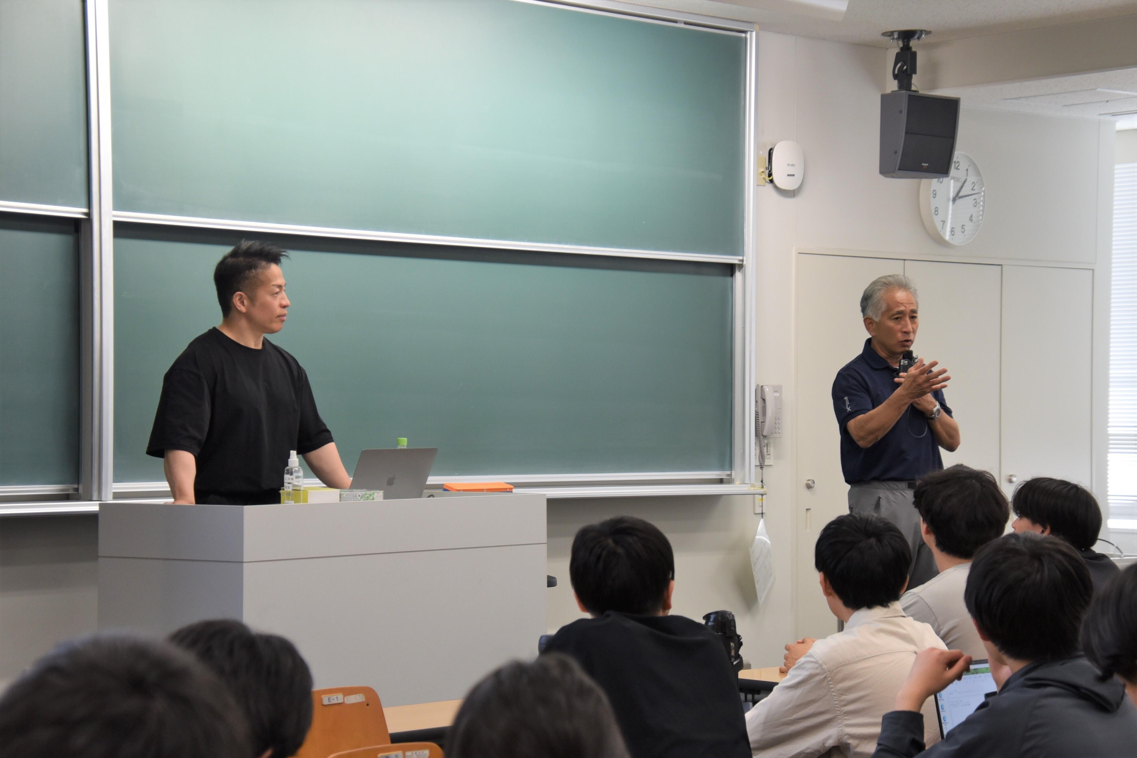 岡田教授を紹介する梅田教授