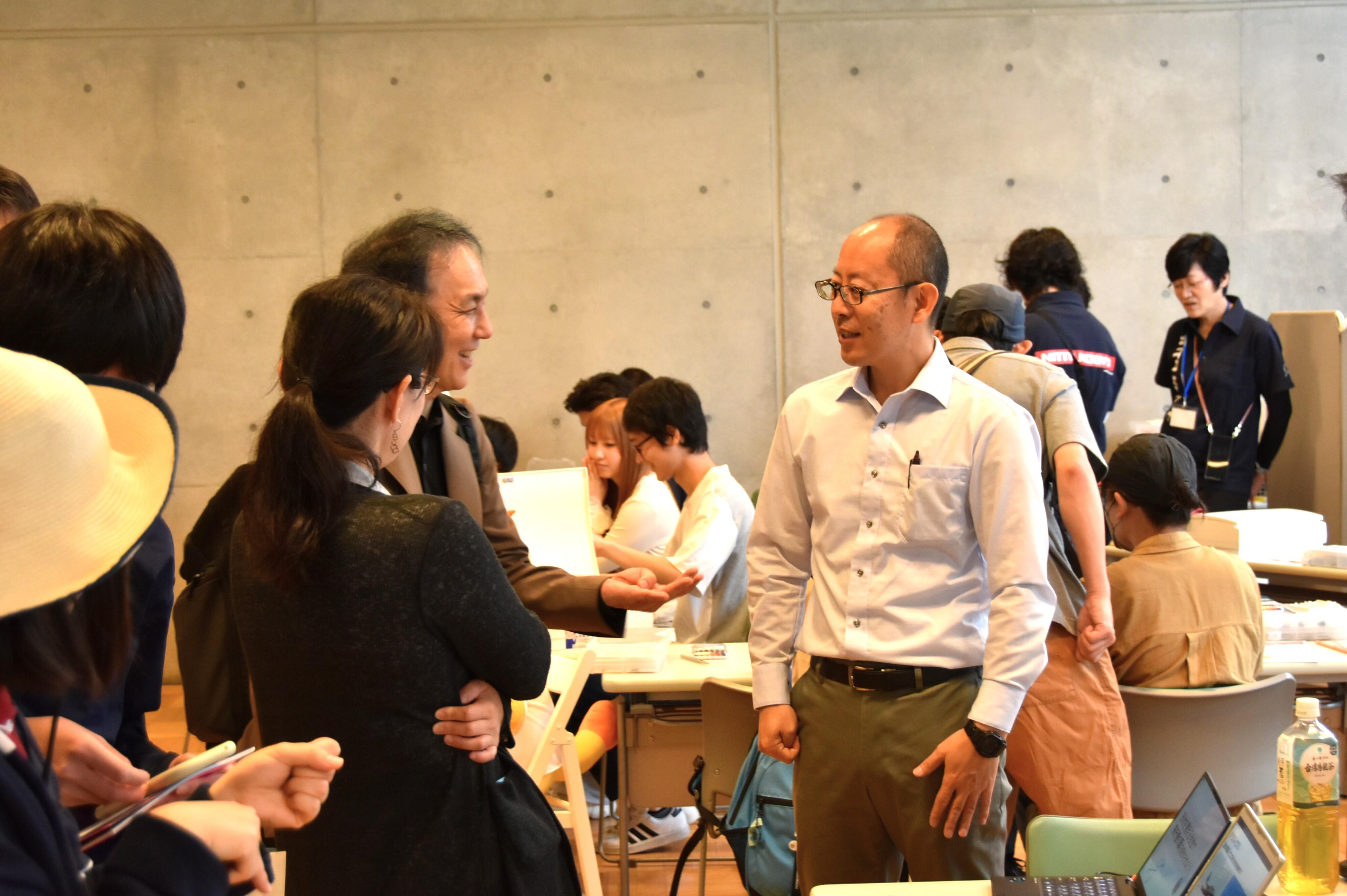 来場者に説明する仙場准教授（右）