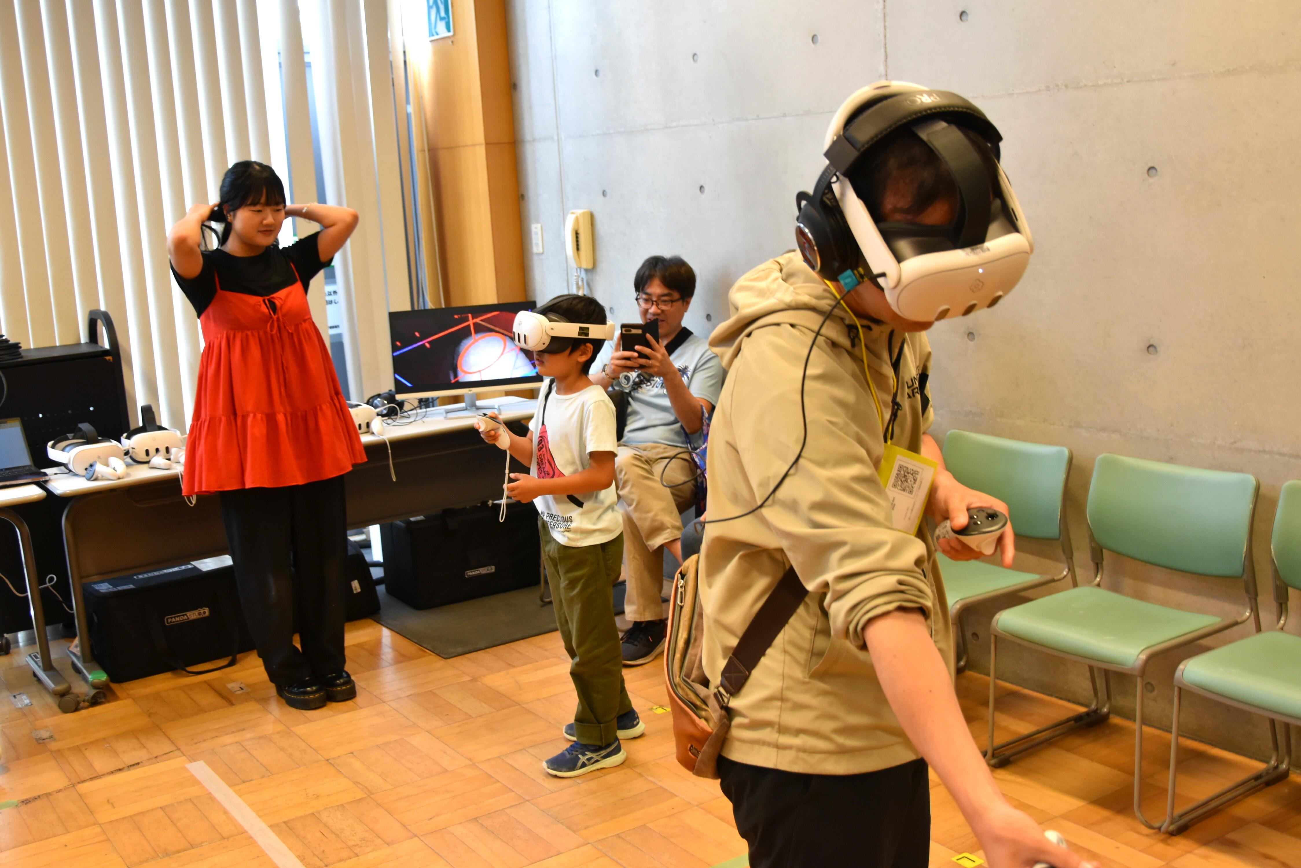 VRゲームを楽しむ参加者
