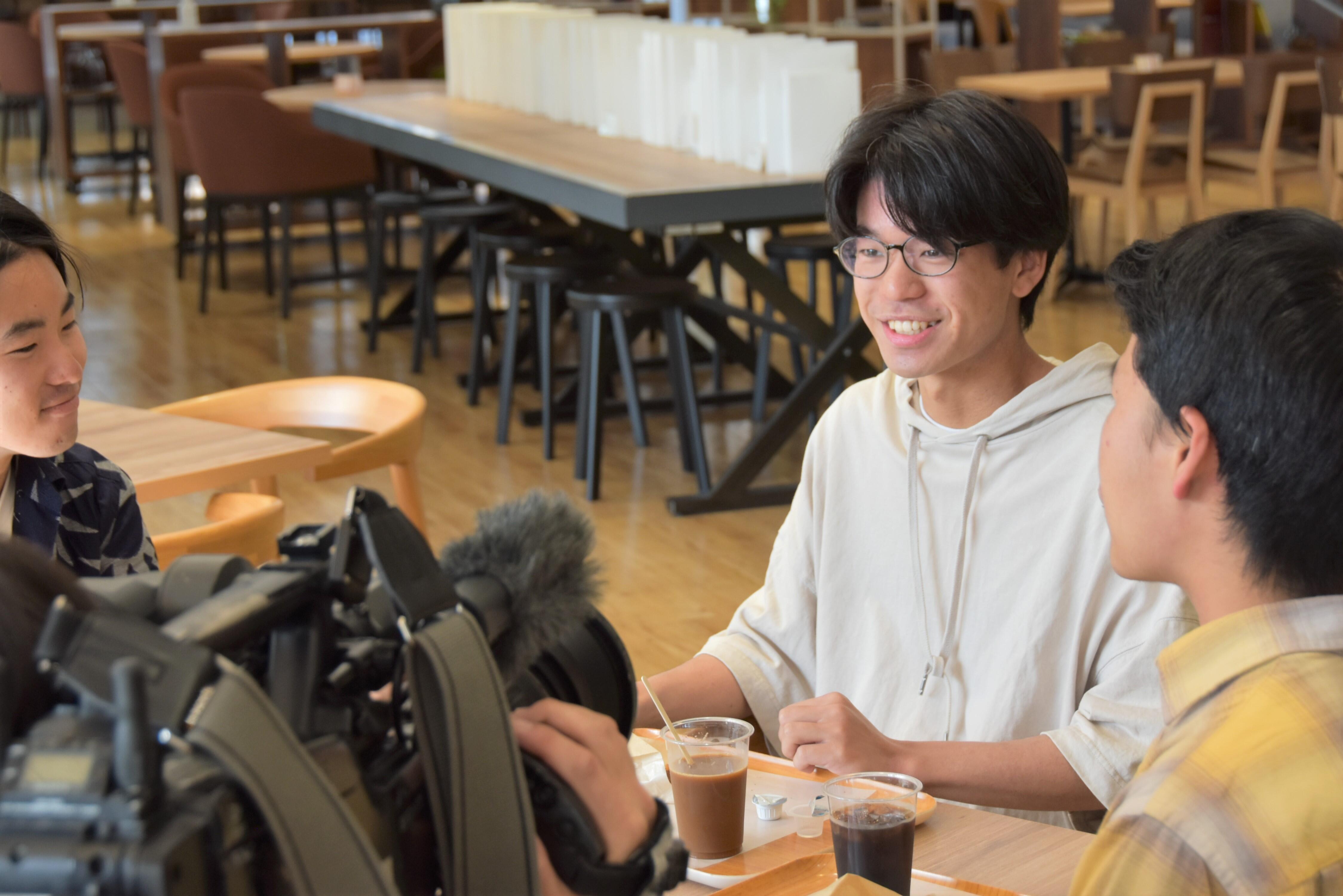 メディアの取材を受ける学生たち