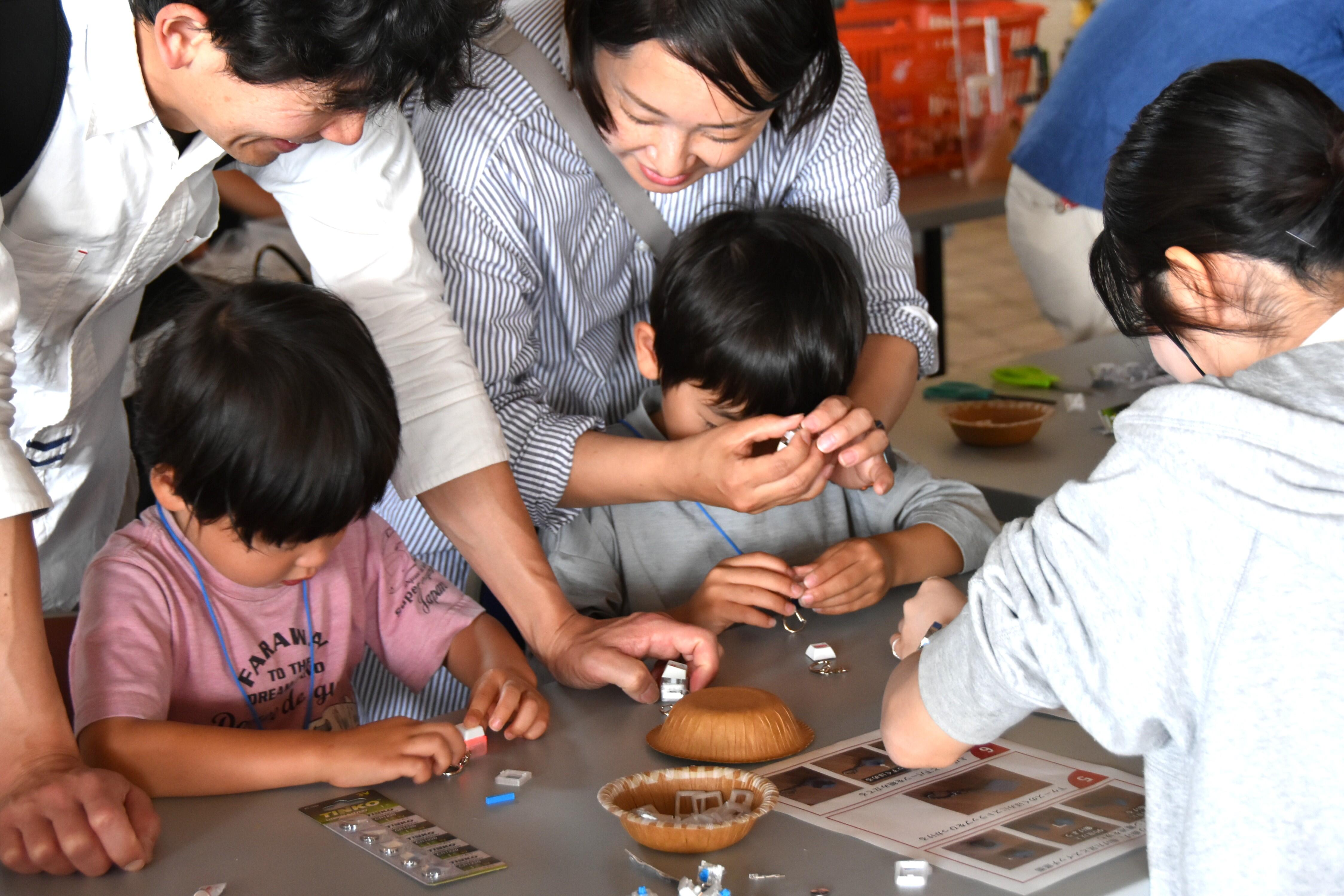 押すと光るキーホルダーを親子で作成
