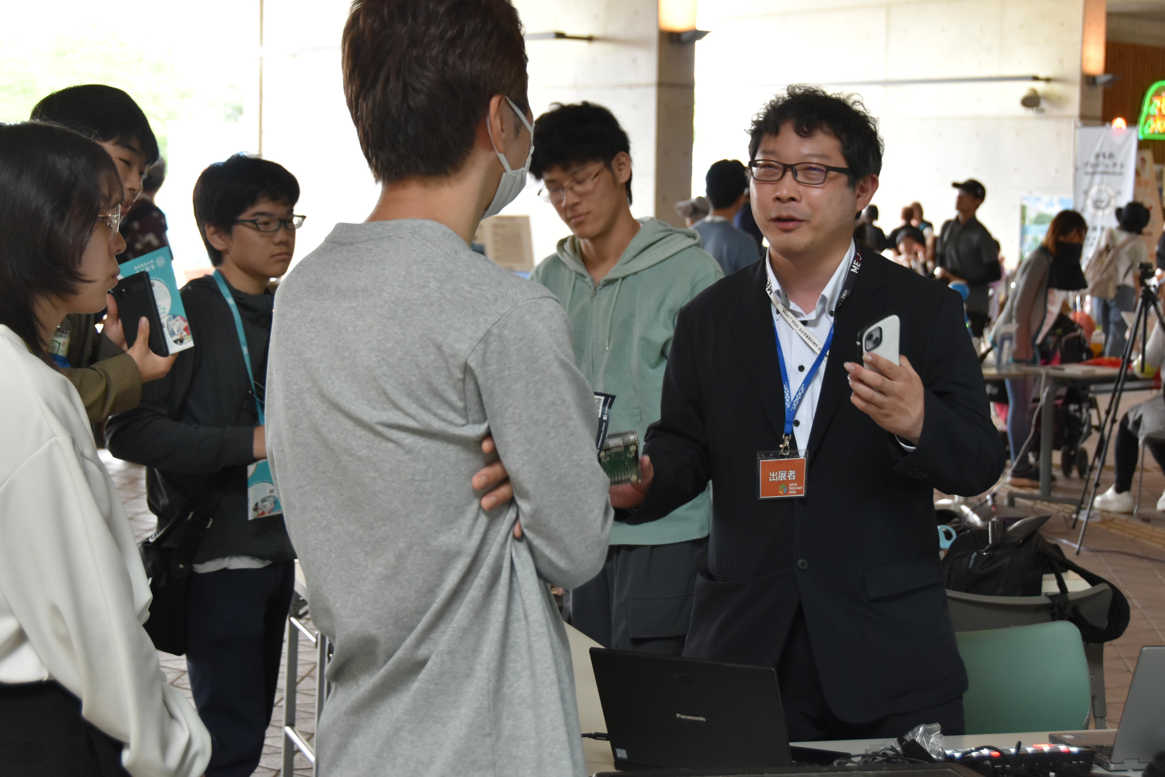 会場内の人の流れの推定方法を力説する森准教授