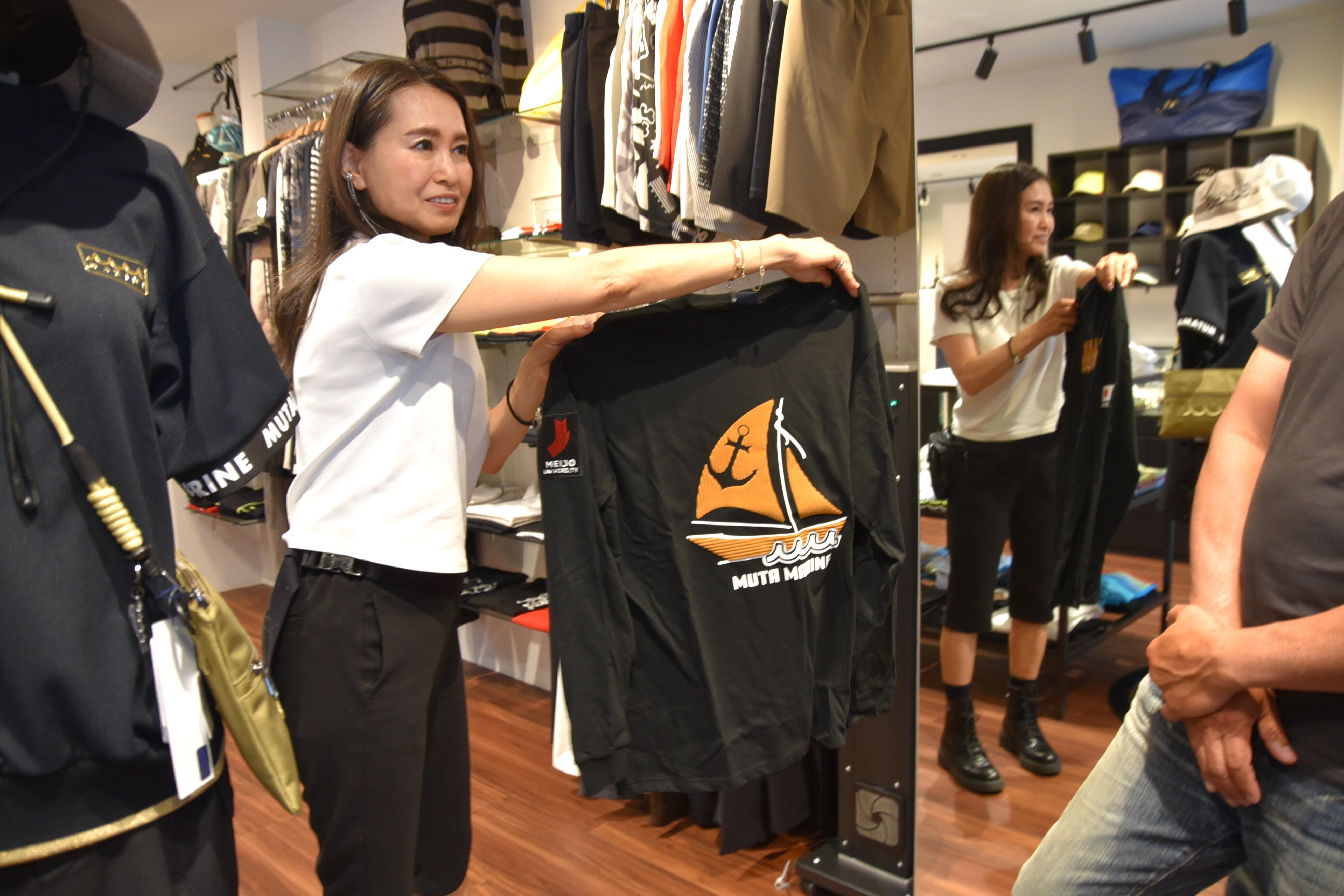 デザインを紹介する住田さん