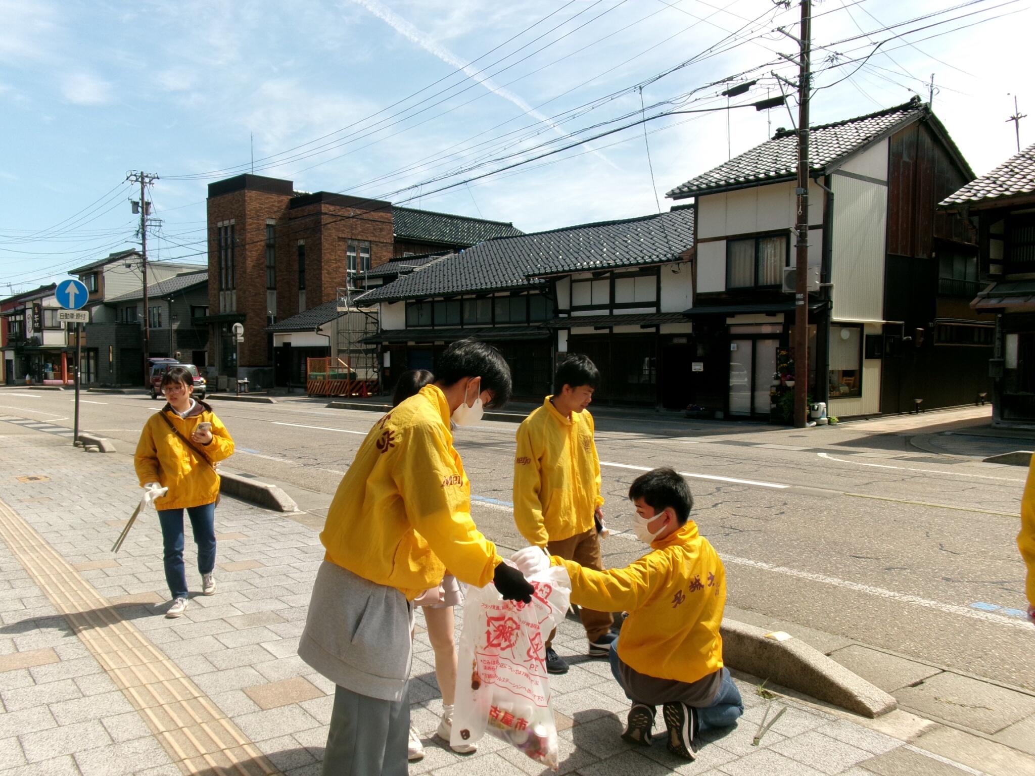 祭りの翌日は清掃活動