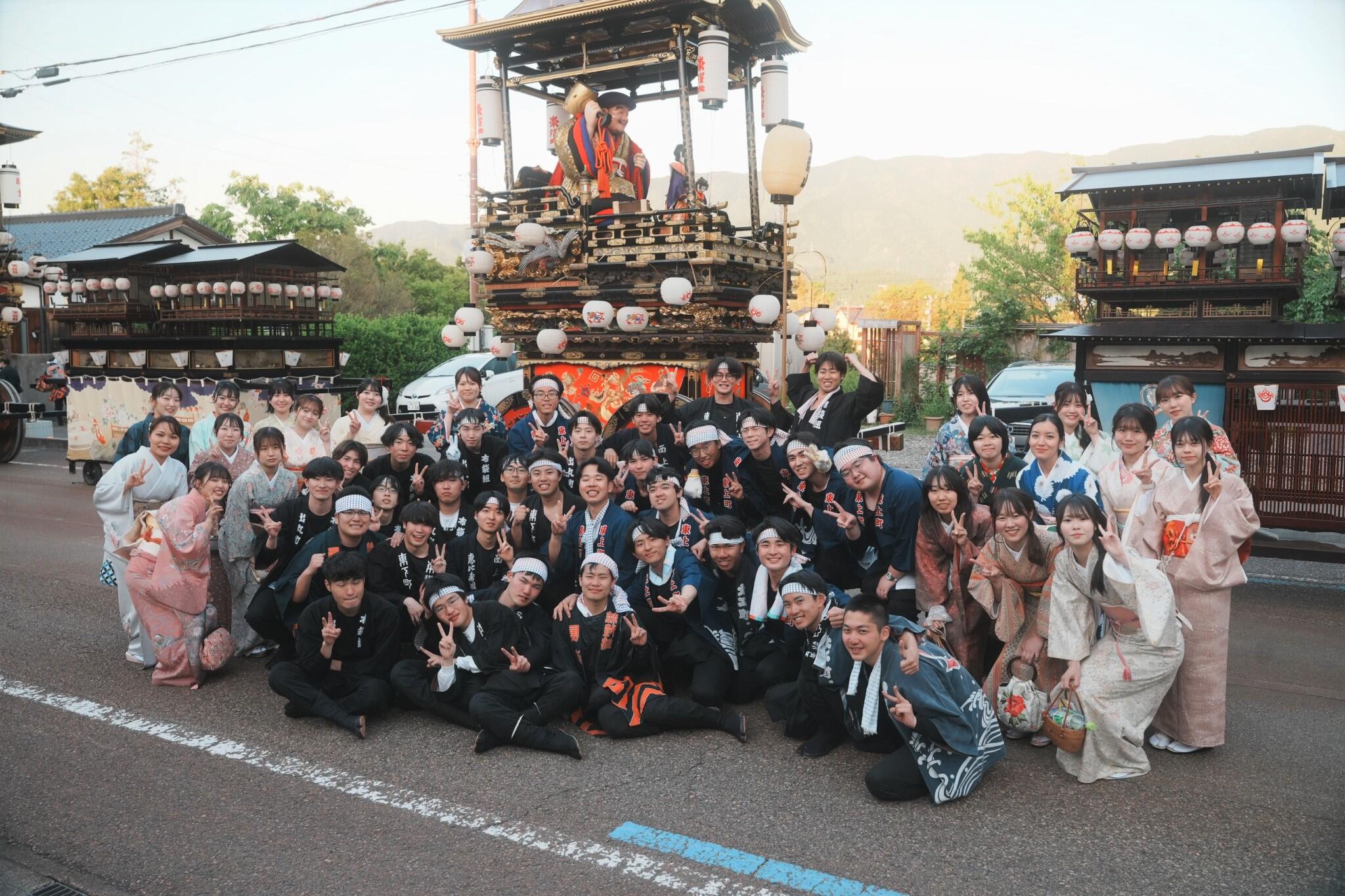 「城端曳山祭」に参加した学生ら