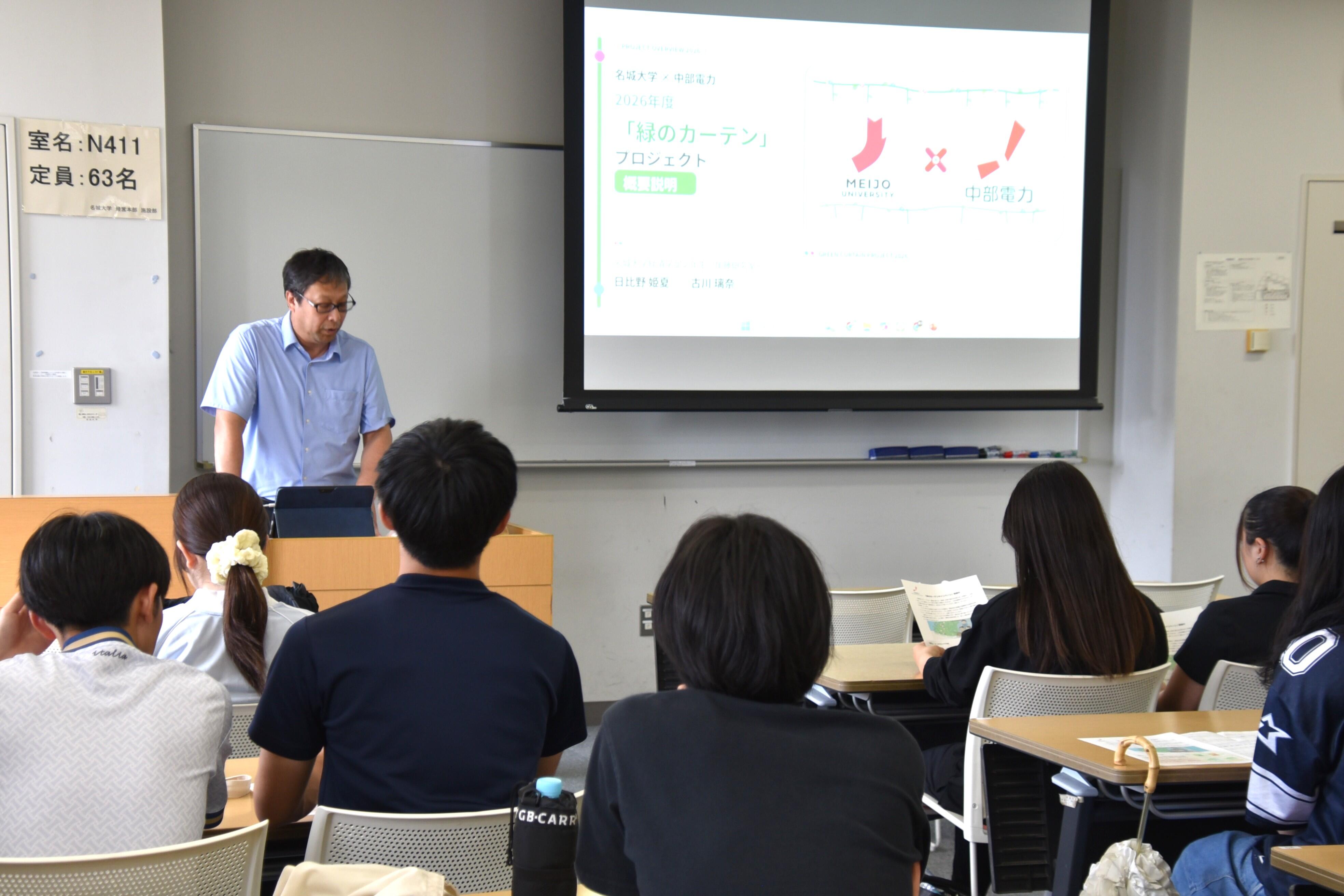 「緑のカーテンキャンペーン」を説明する坂井さん