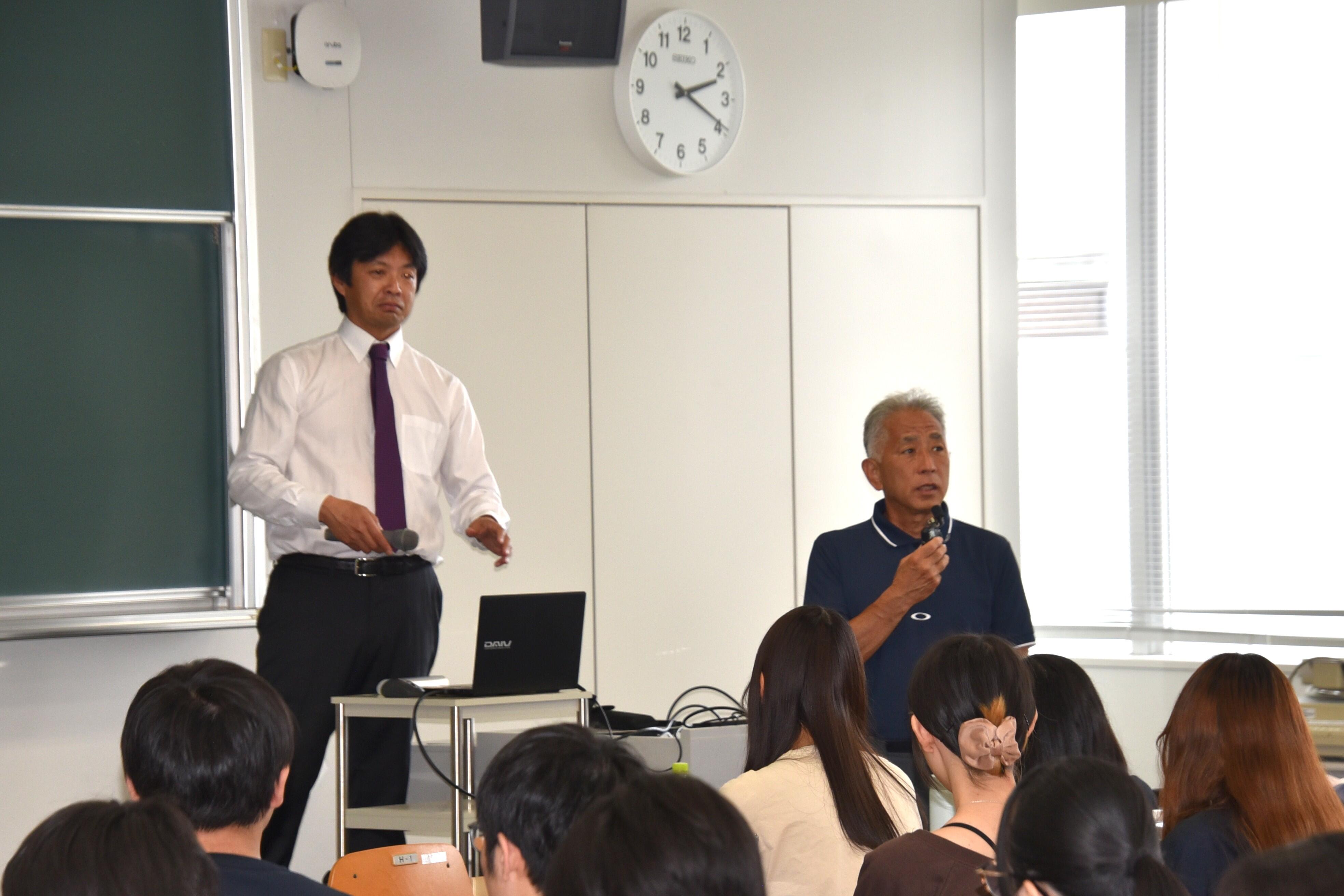 講義を振り返る梅田教授（右）