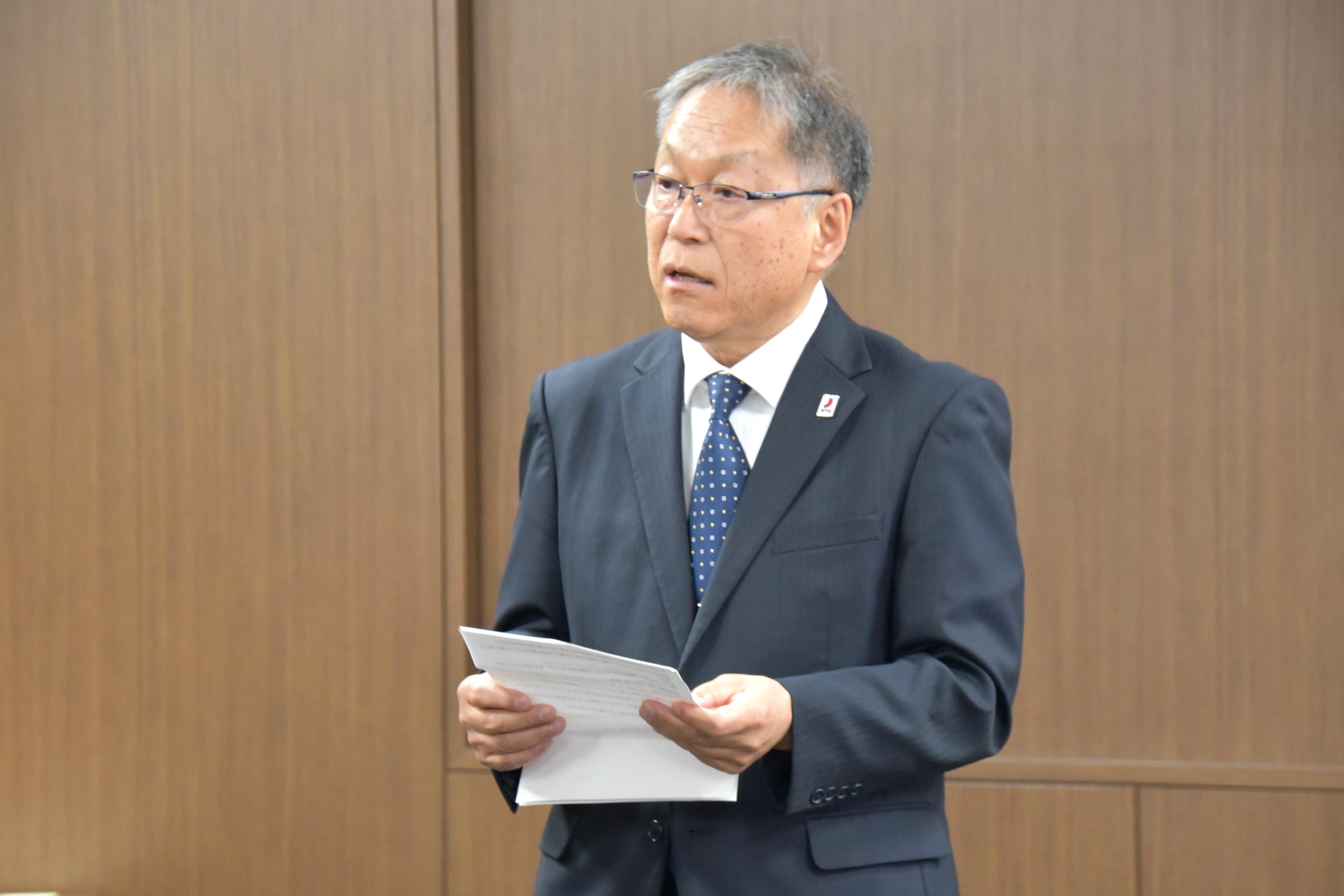 お祝いの言葉を述べる野口学長