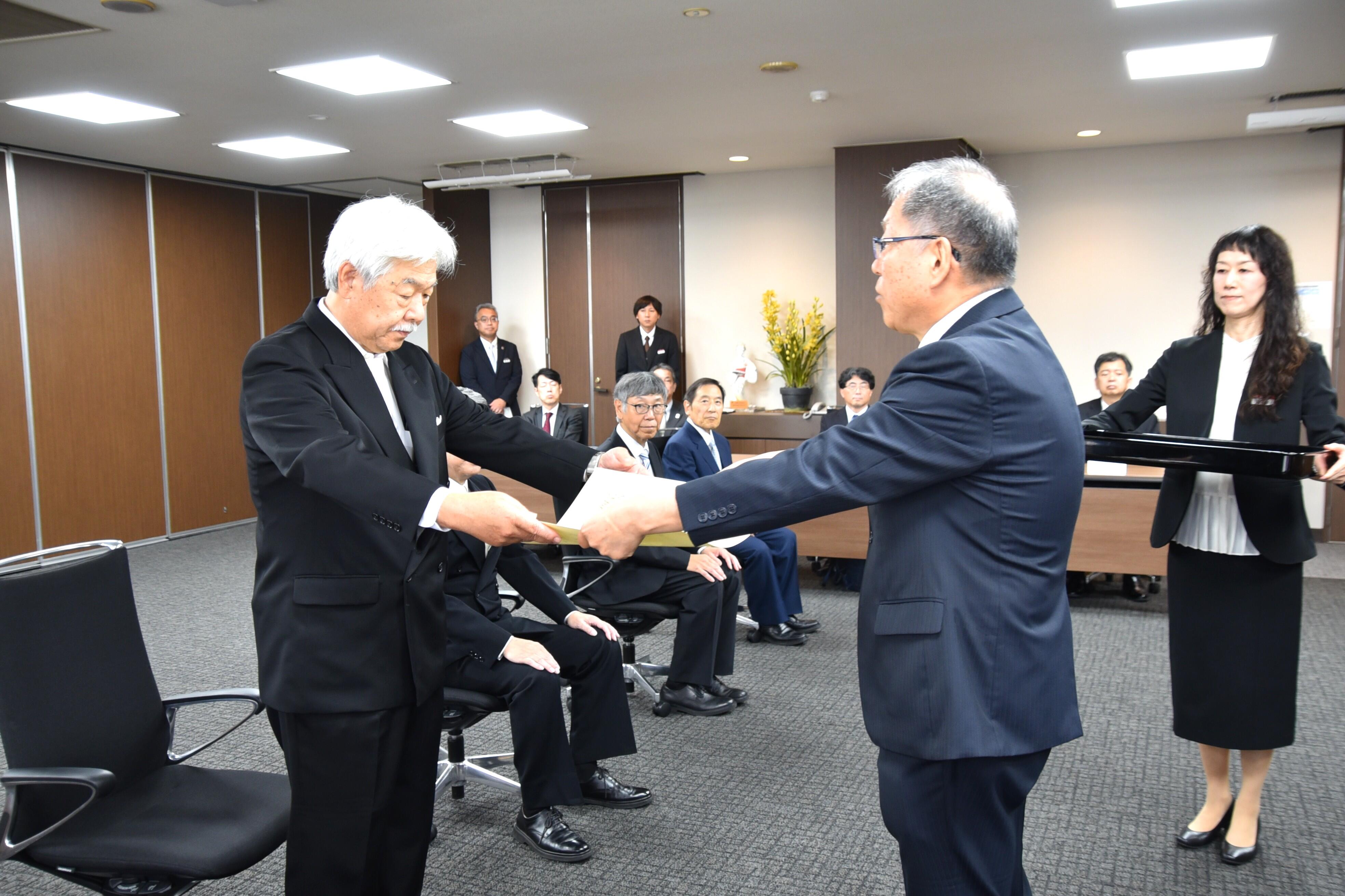 野口学長から称号記を贈られる服部名誉教授