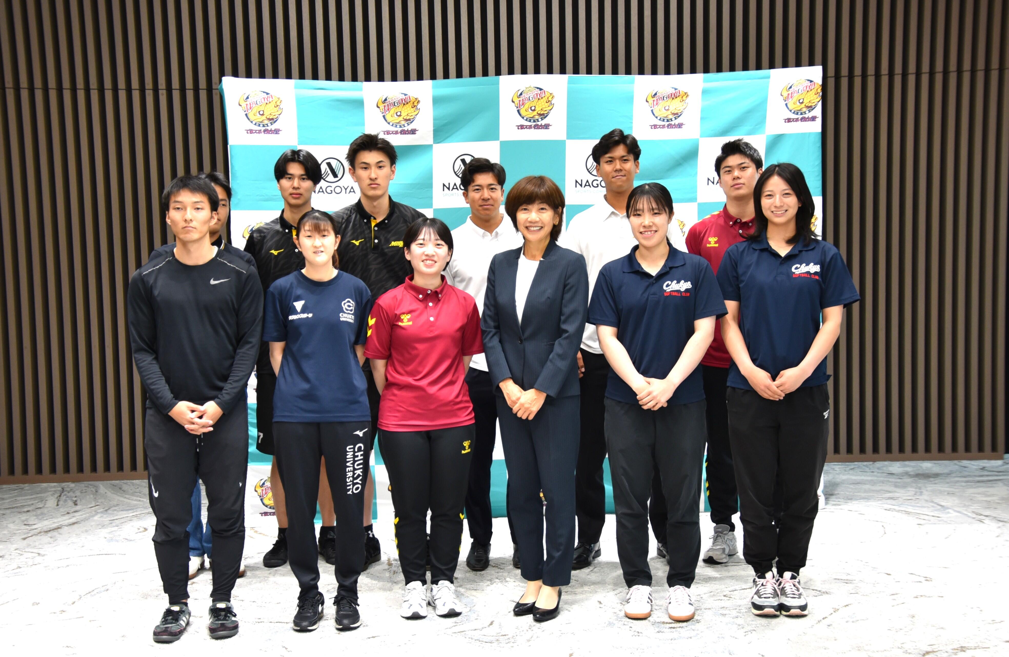 高橋尚子さんを囲んで記念撮影する学生たち